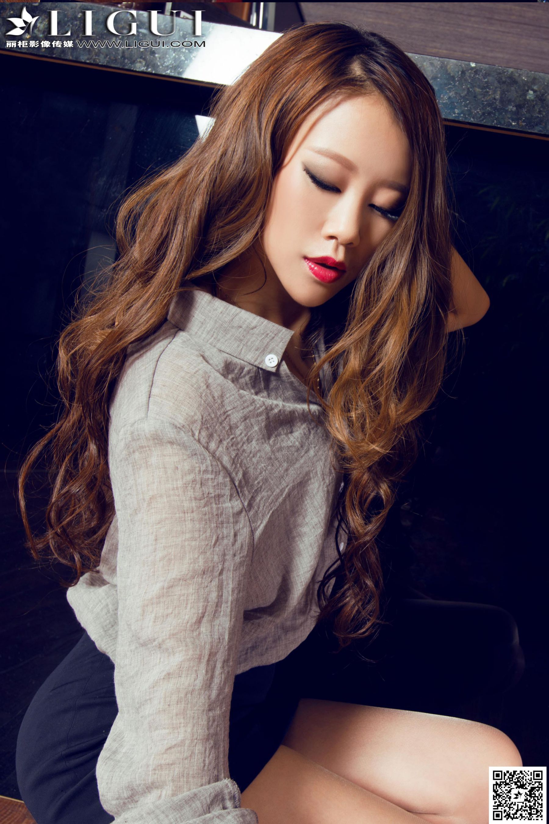 Model 语寒《前台文秘丝足魅惑》上下全集 [丽柜LiGui] 美腿玉足写真图片