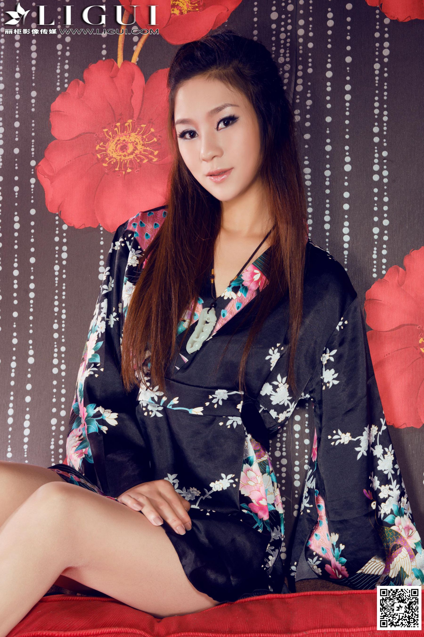 [丽柜LiGui] Model 英子《沙发上的和服丝足高跟》美腿玉足写真图片