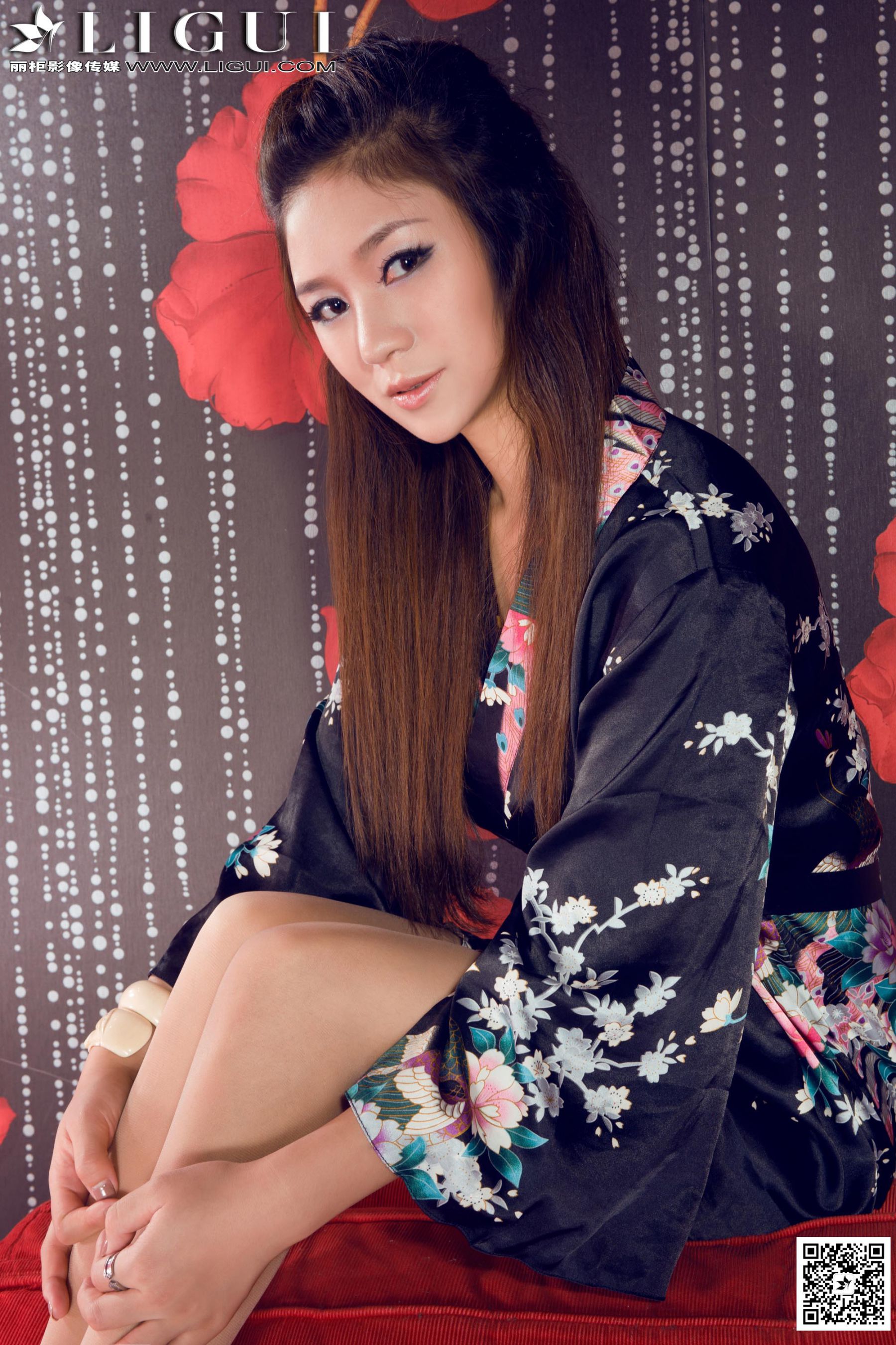 [丽柜LiGui] Model 英子《沙发上的和服丝足高跟》美腿玉足写真图片