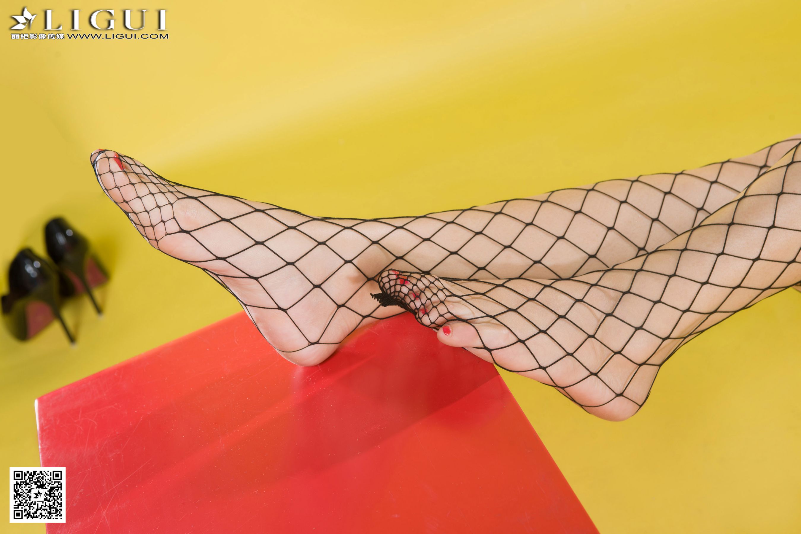 [丽柜LiGui] Model 卡琳《网袜兔女郎》美腿玉足写真图片