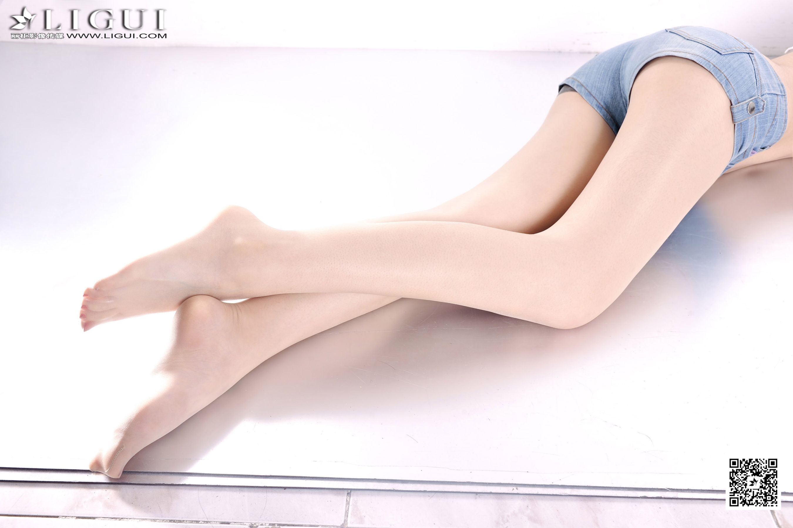 Model 允儿《时尚牛仔热裤女郎》上下全集 [丽柜LiGui] 美腿玉足写真图片