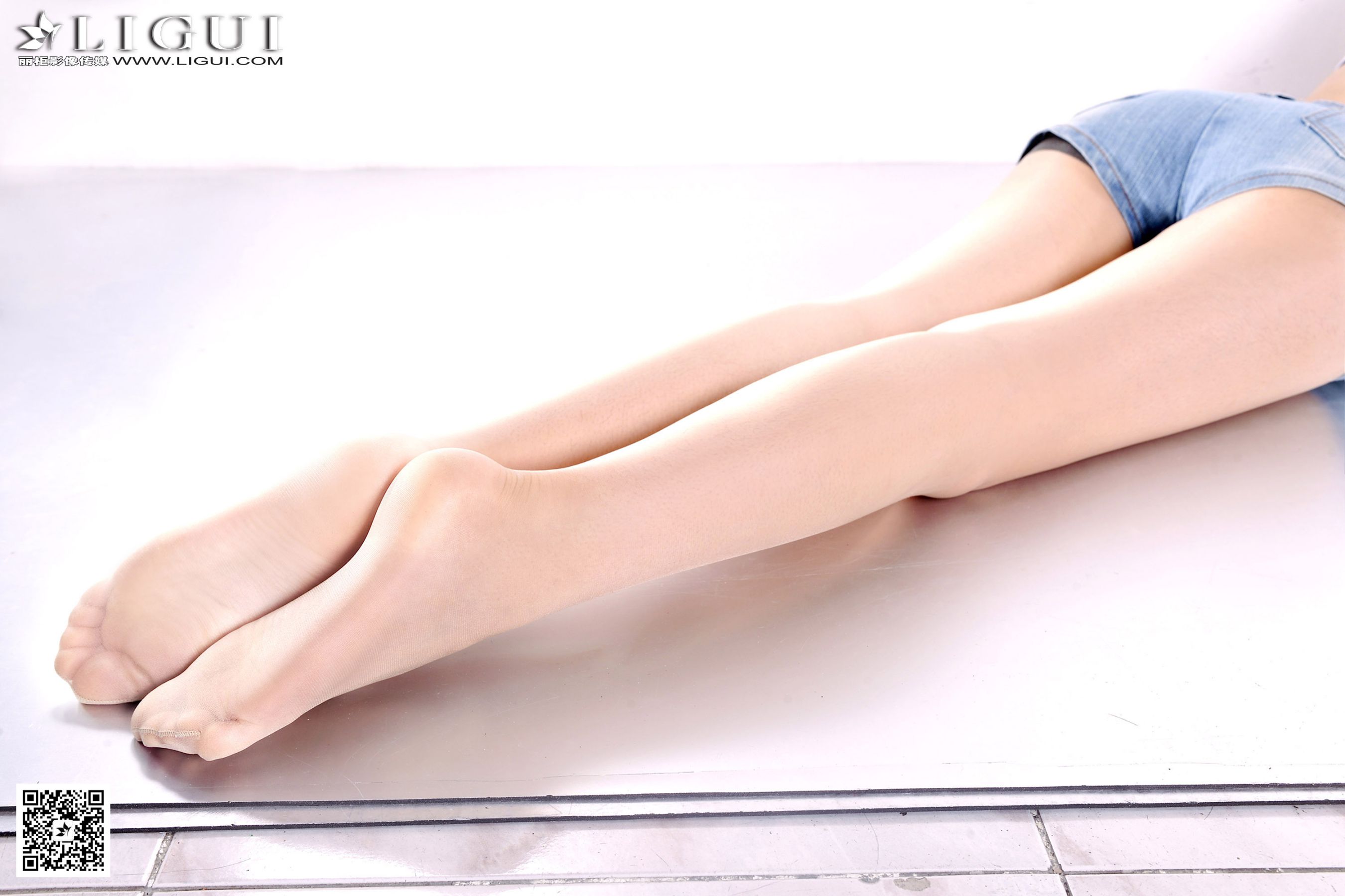Model 允儿《时尚牛仔热裤女郎》上下全集 [丽柜LiGui] 美腿玉足写真图片