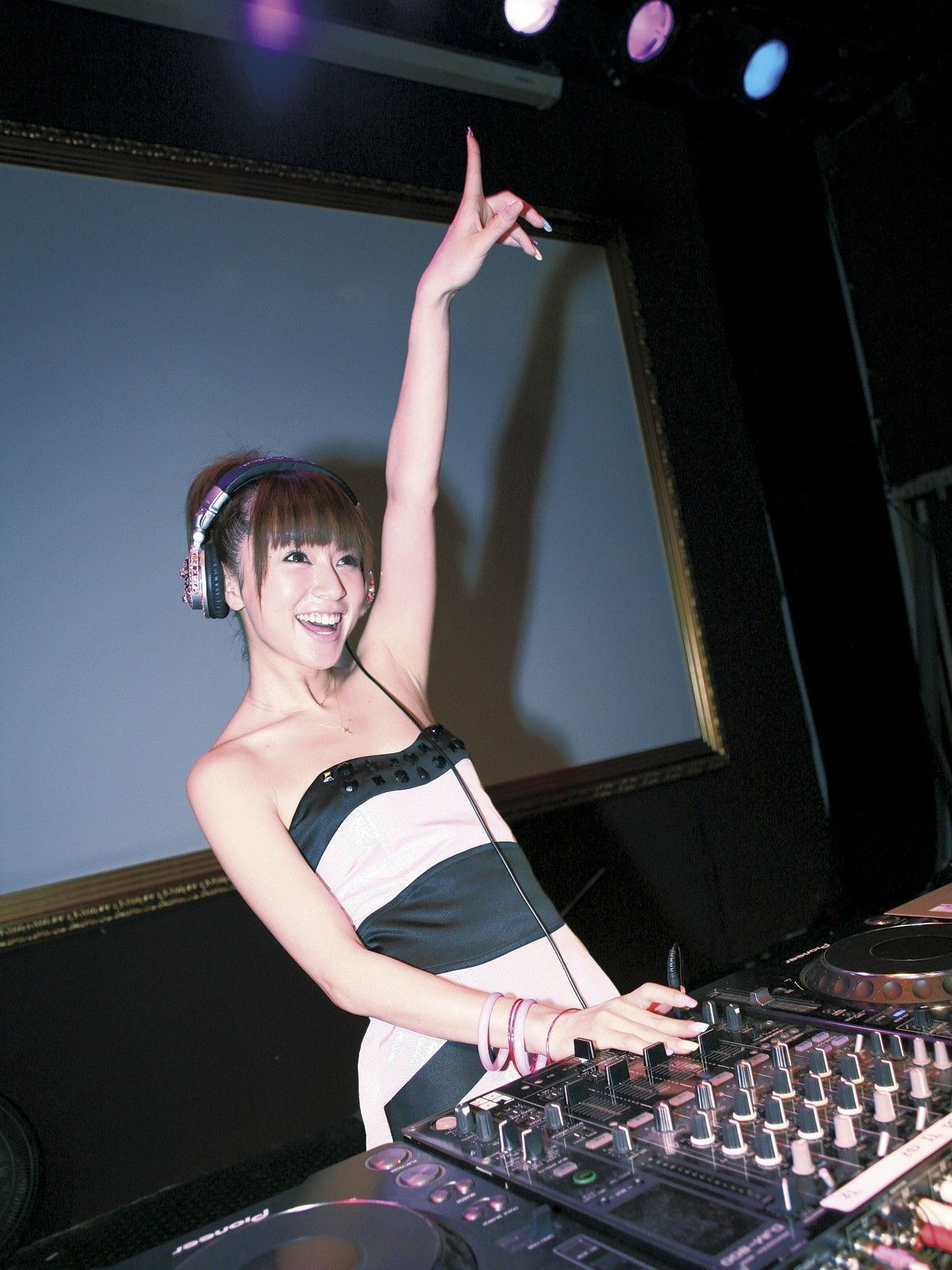長谷川潤+鈴木亜美《IN HOUSE NATION》 [Sabra.net]