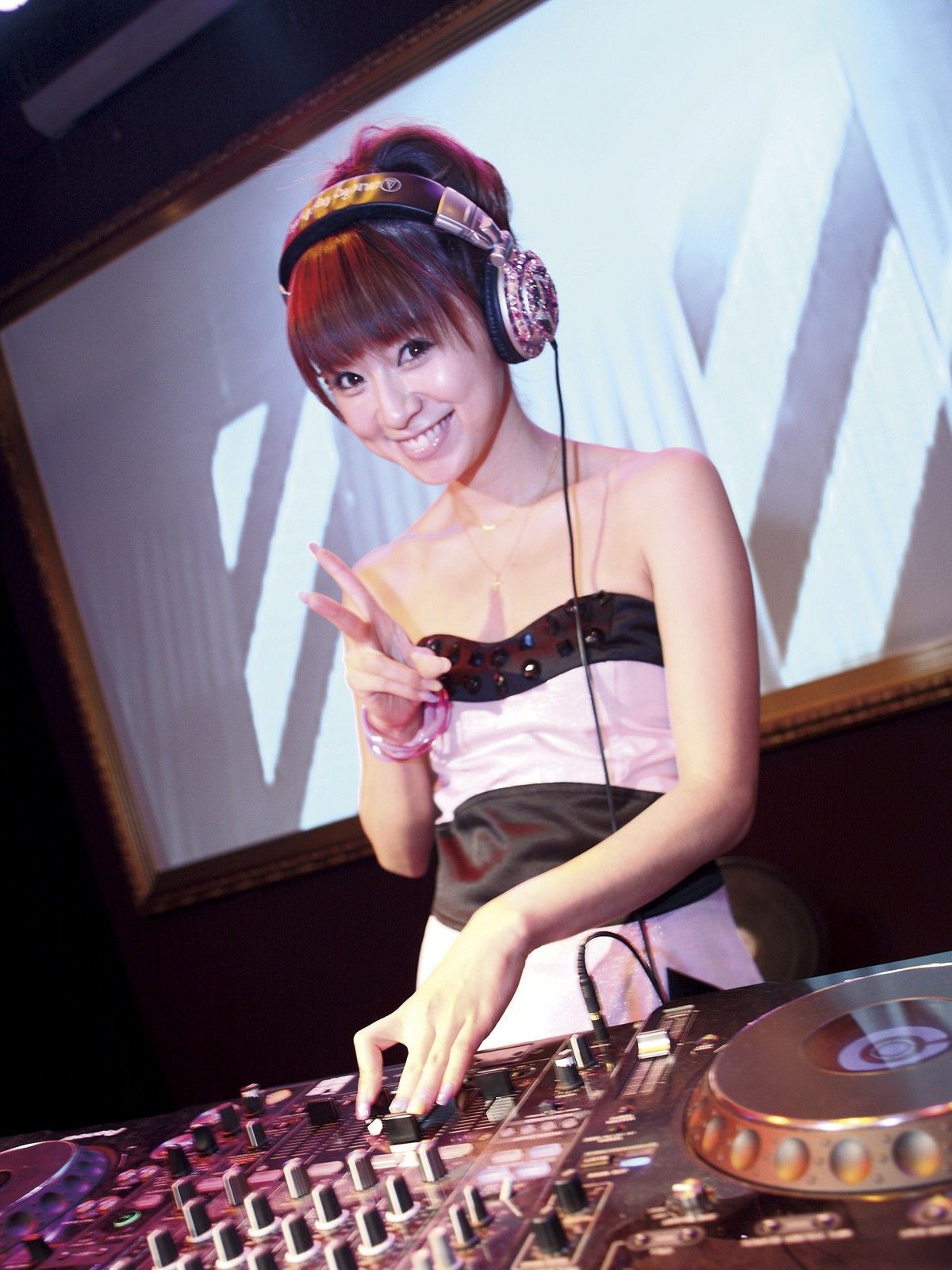 長谷川潤+鈴木亜美《IN HOUSE NATION》 [Sabra.net]