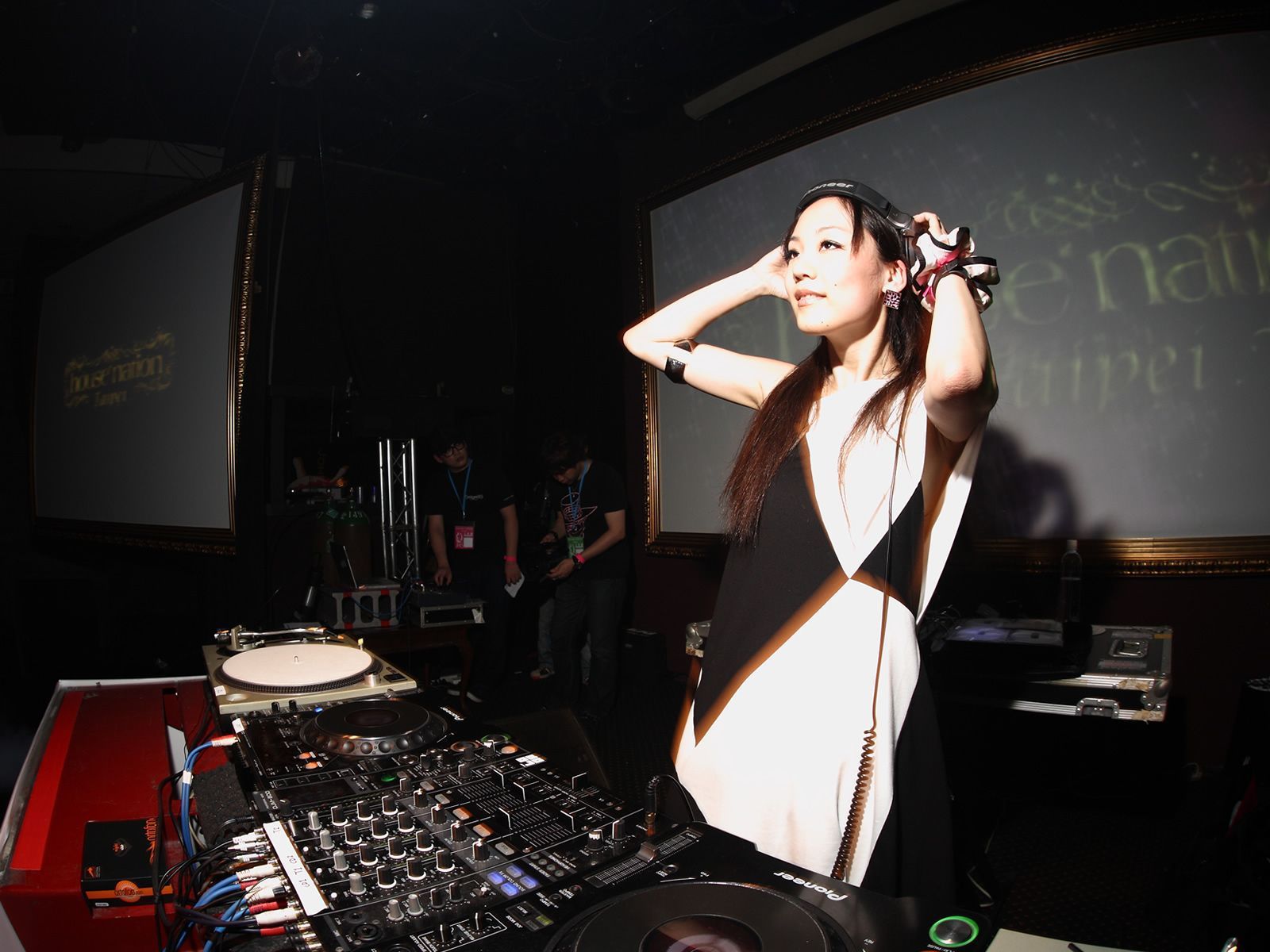 長谷川潤+鈴木亜美《IN HOUSE NATION》 [Sabra.net]