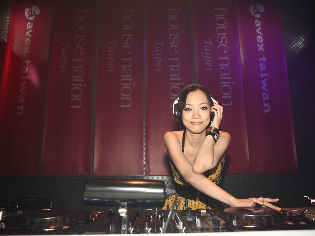 長谷川潤+鈴木亜美《IN HOUSE NATION》 [Sabra.net]