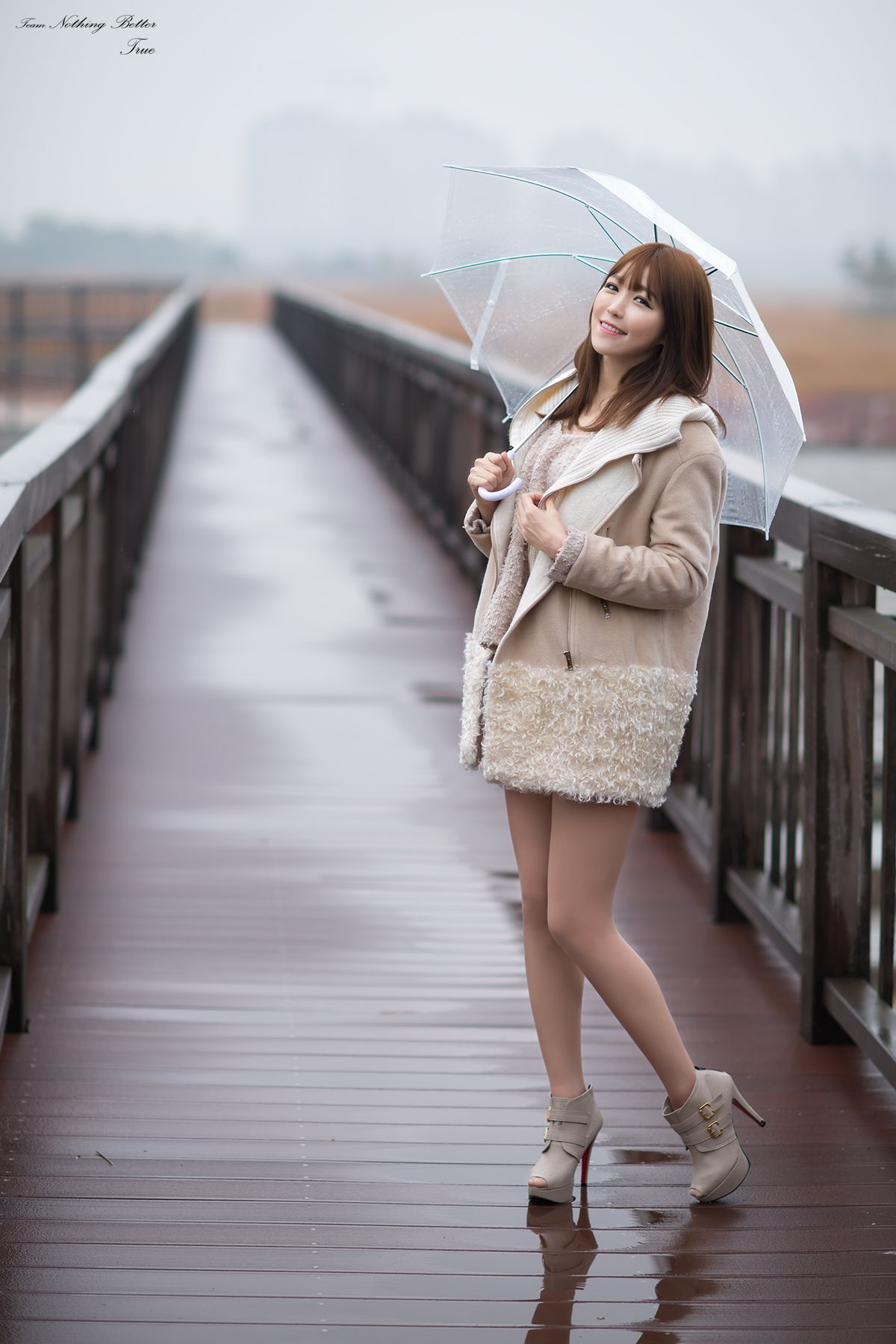 极品韩国美女李恩慧《下雨天街拍》