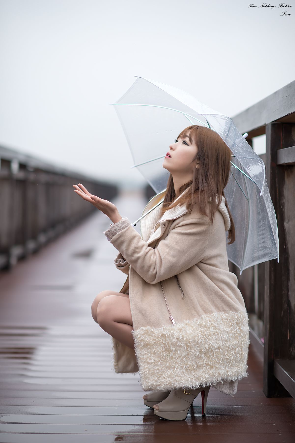 极品韩国美女李恩慧《下雨天街拍》