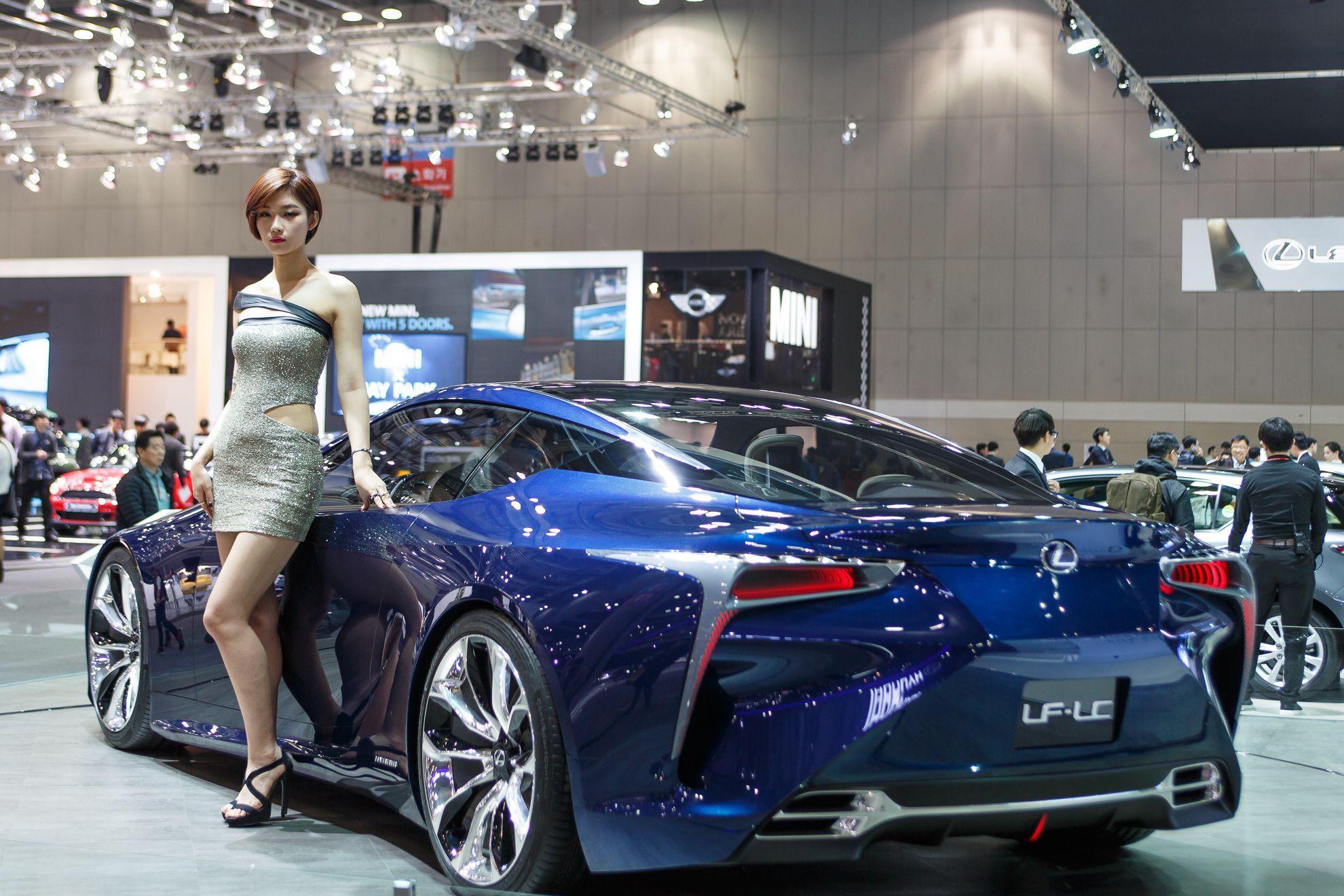 韩国美女崔柳娜《车展图片》套图