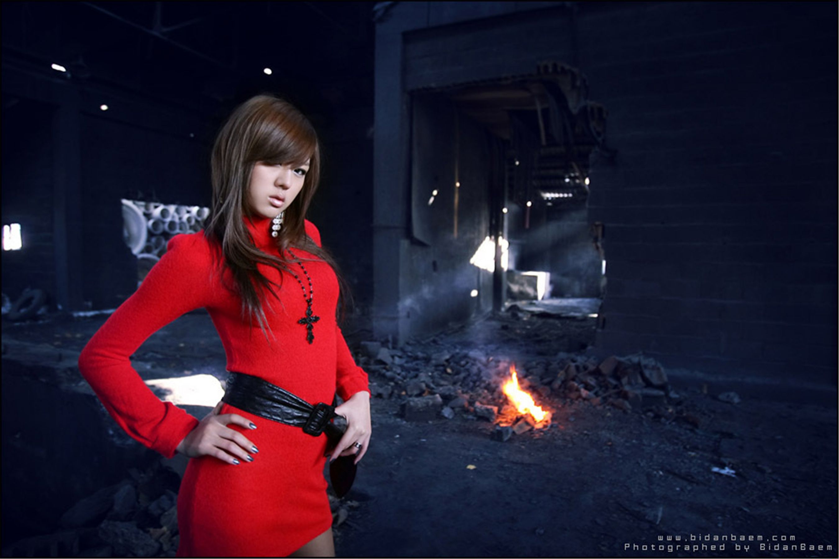 韩国模特黄美姬《废墟里的红衣美女》