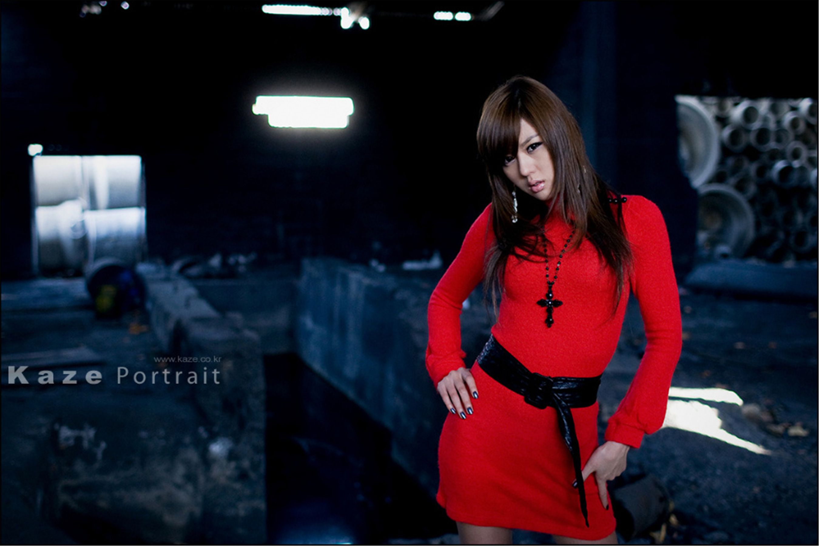 韩国模特黄美姬《废墟里的红衣美女》
