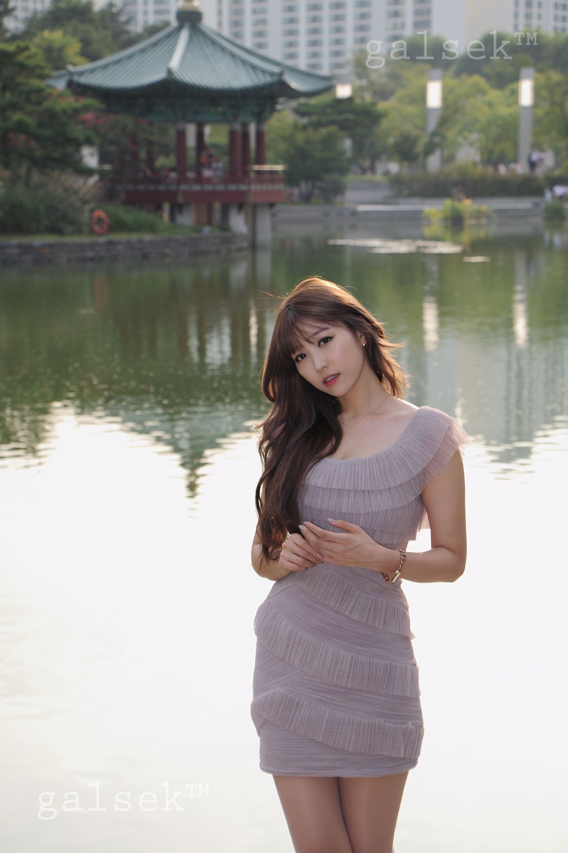 李仁慧《极品公园超短裙气质女神》