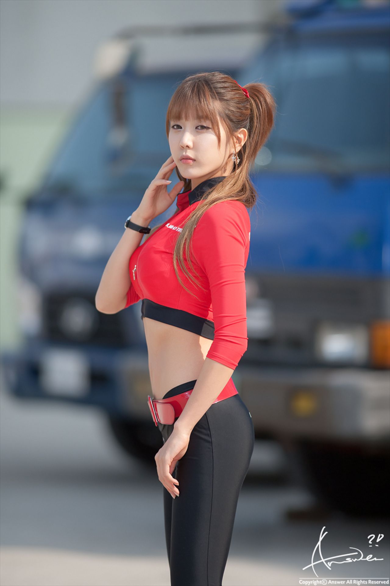 赛车女郎许允美 Heo Yun Mi《红衣紧身裤系列》高清套图