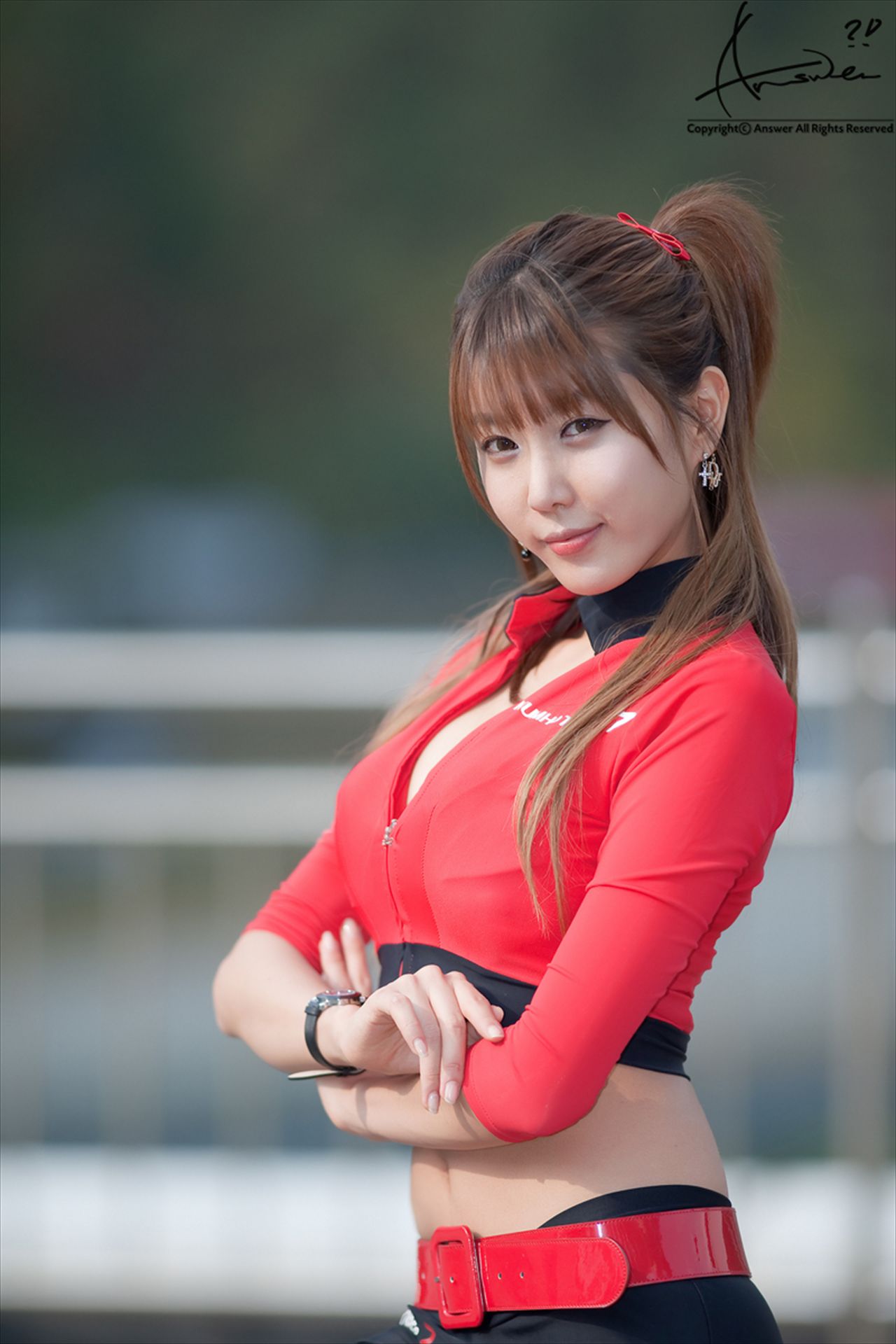 赛车女郎许允美 Heo Yun Mi《红衣紧身裤系列》高清套图