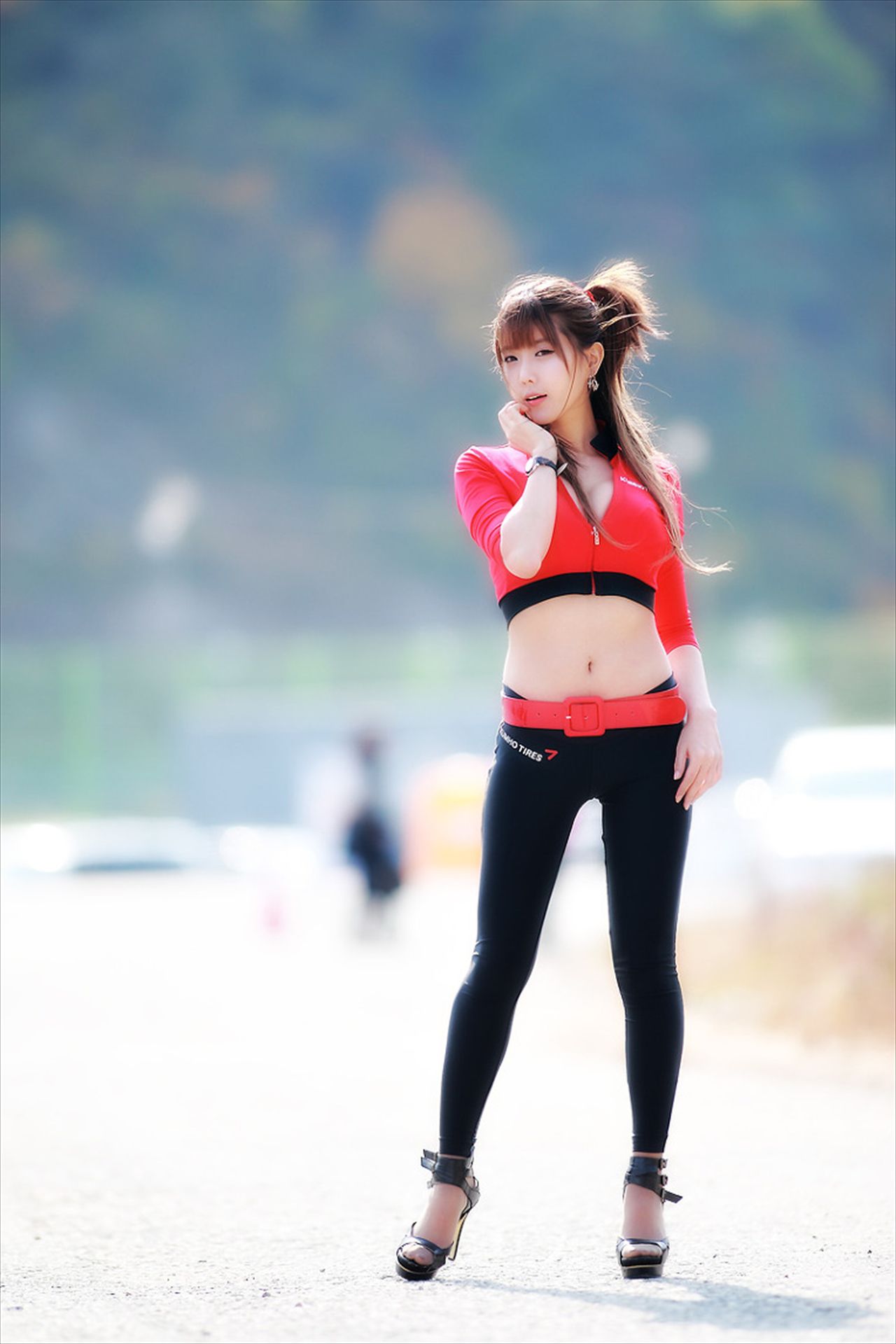 赛车女郎许允美 Heo Yun Mi《红衣紧身裤系列》高清套图