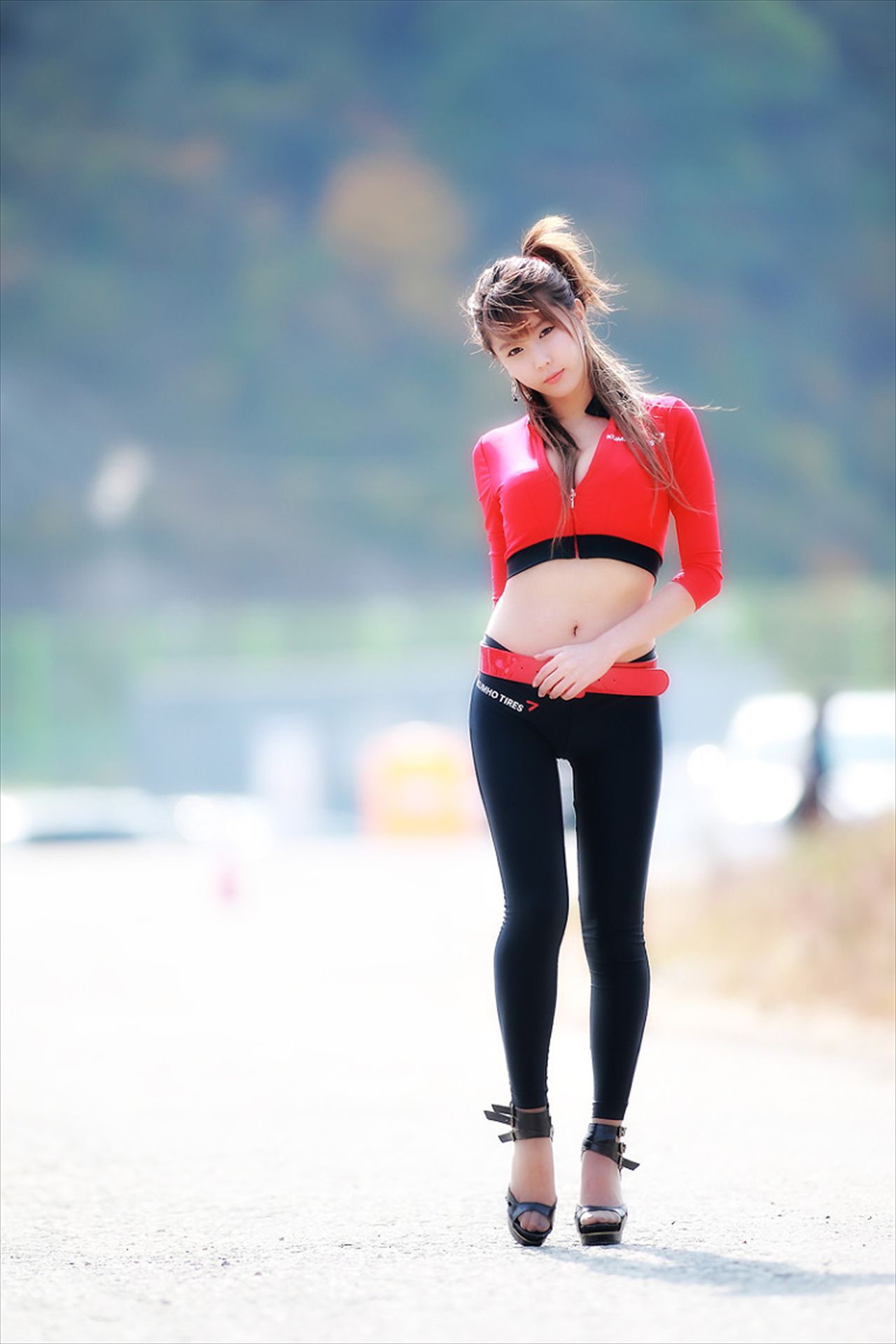 赛车女郎许允美 Heo Yun Mi《红衣紧身裤系列》高清套图