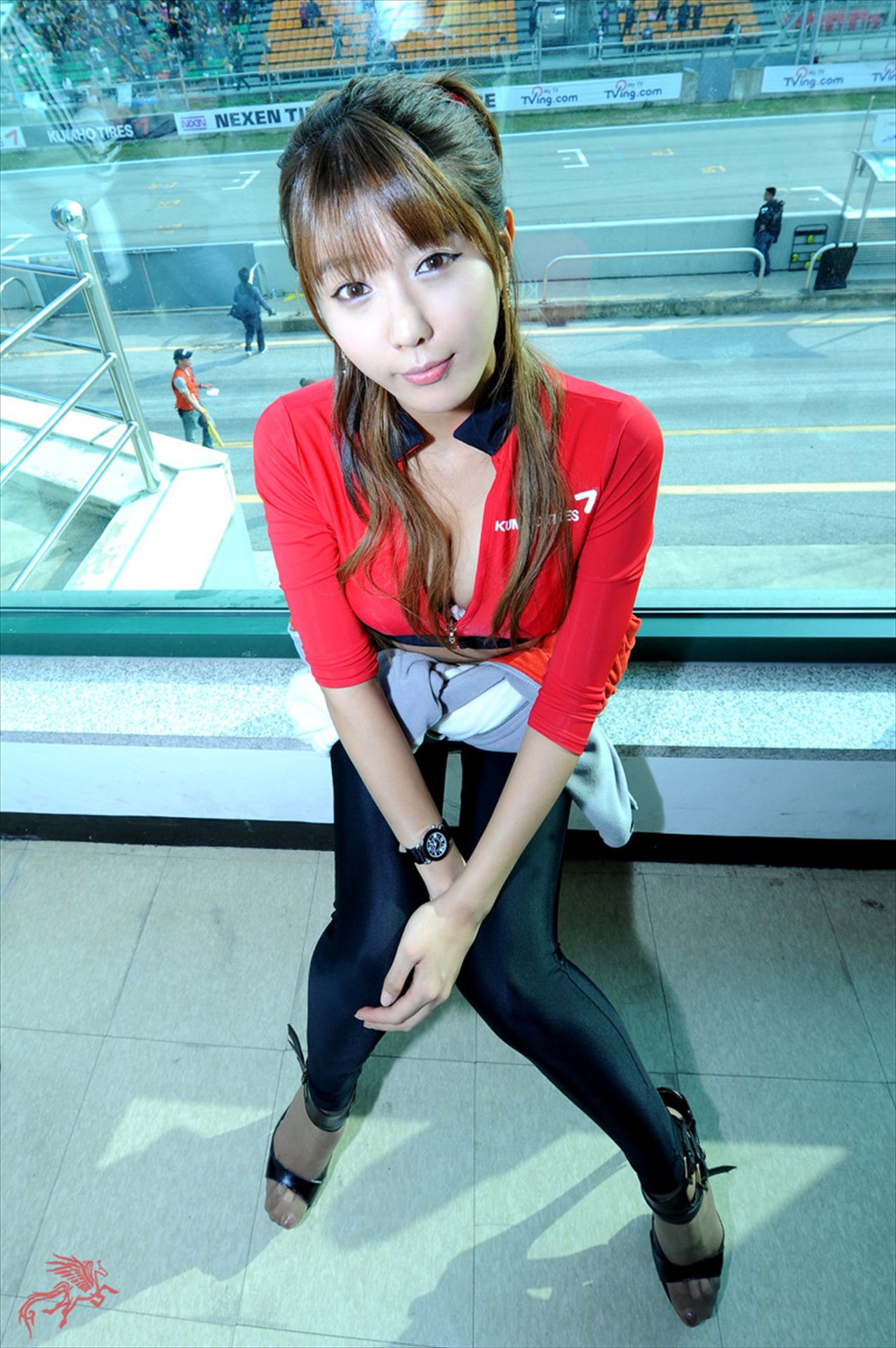 赛车女郎许允美 Heo Yun Mi《红衣紧身裤系列》高清套图
