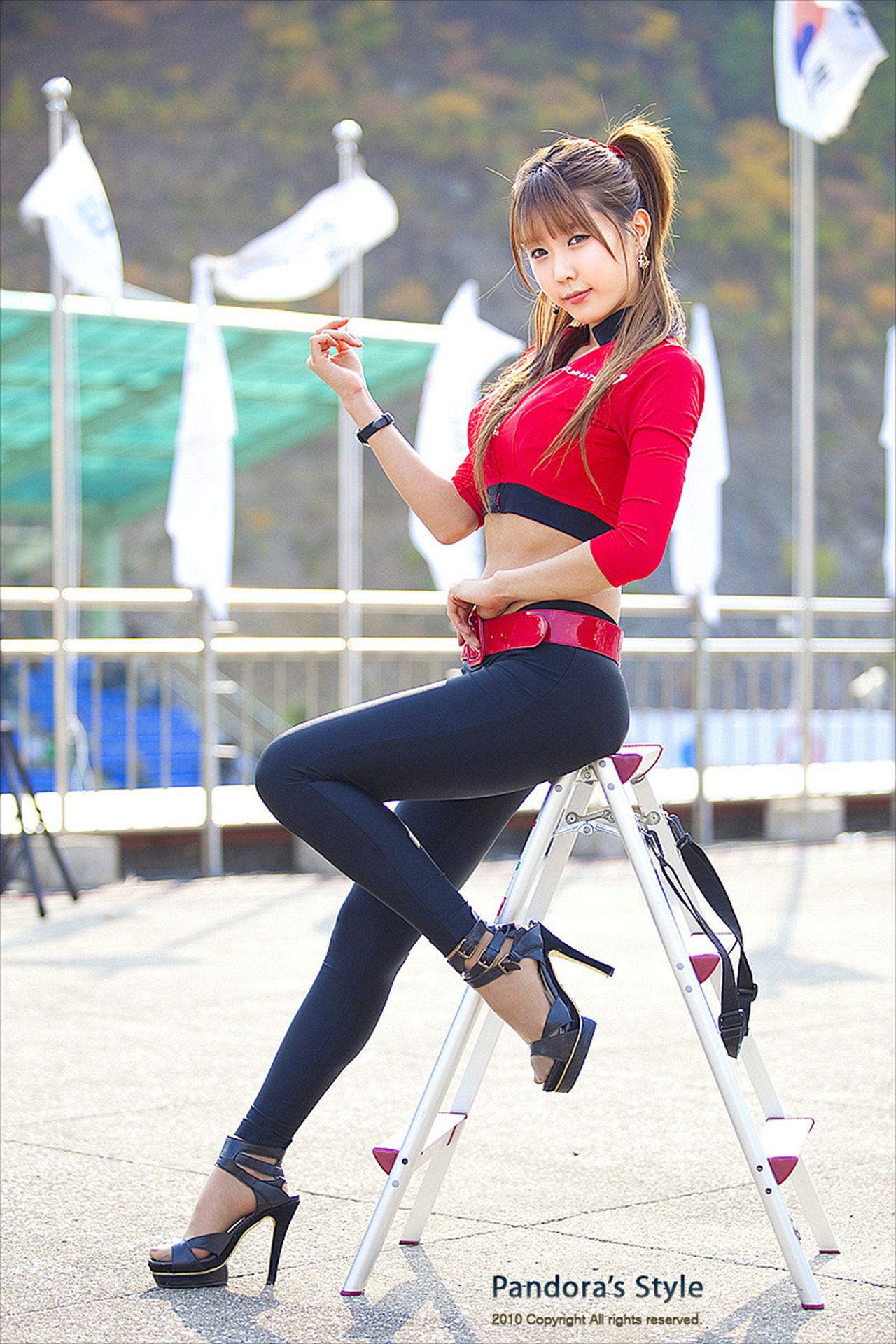 赛车女郎许允美 Heo Yun Mi《红衣紧身裤系列》高清套图