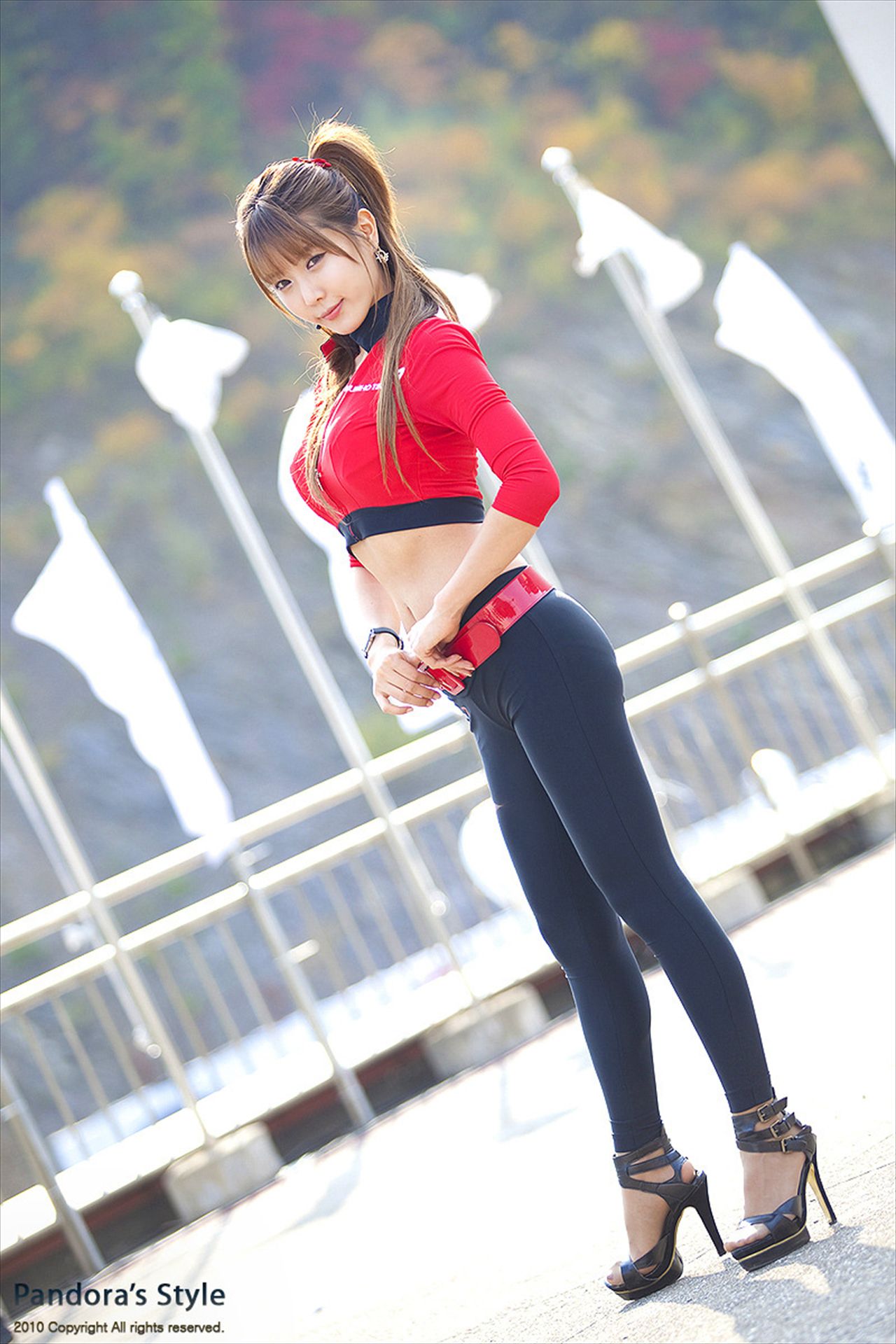 赛车女郎许允美 Heo Yun Mi《红衣紧身裤系列》高清套图
