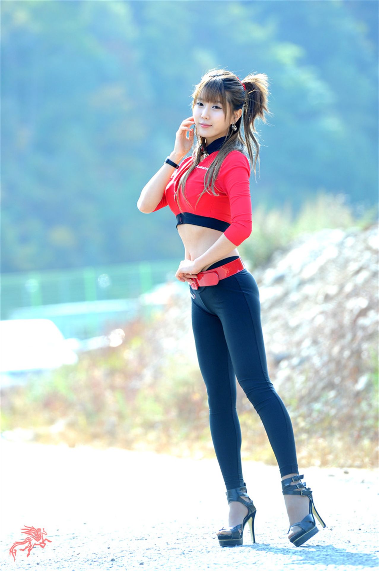 赛车女郎许允美 Heo Yun Mi《红衣紧身裤系列》高清套图