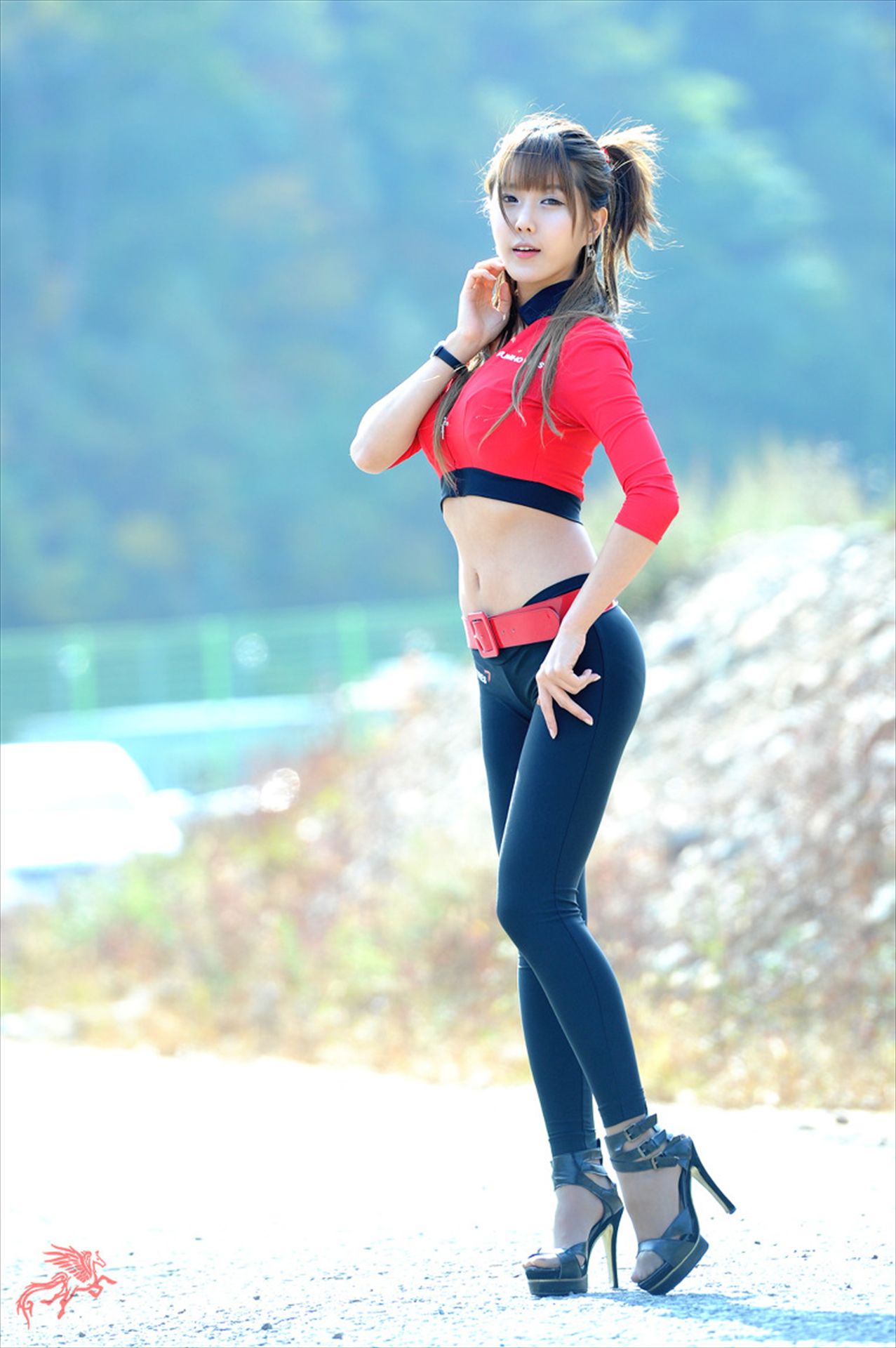 赛车女郎许允美 Heo Yun Mi《红衣紧身裤系列》高清套图
