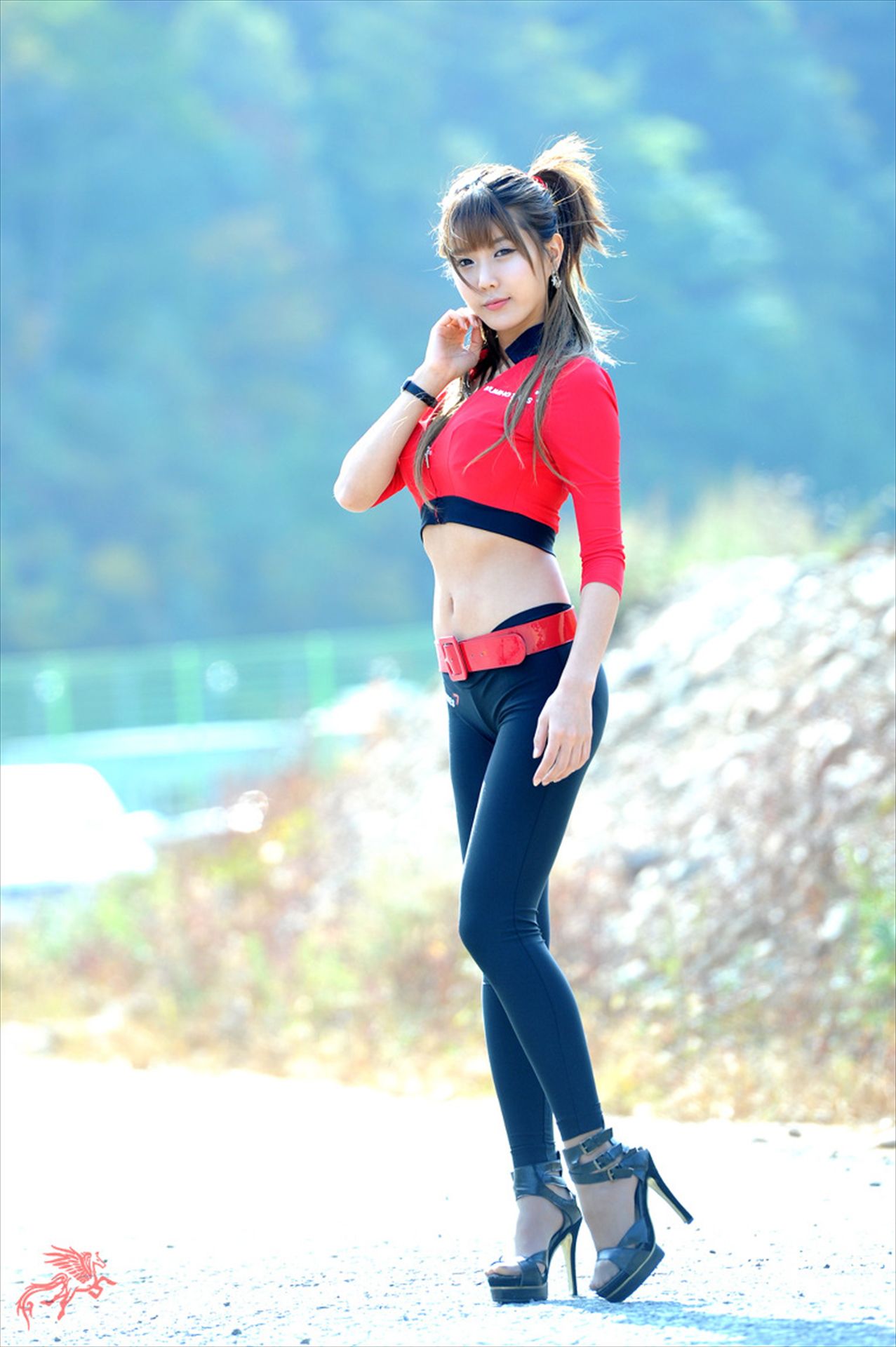 赛车女郎许允美 Heo Yun Mi《红衣紧身裤系列》高清套图
