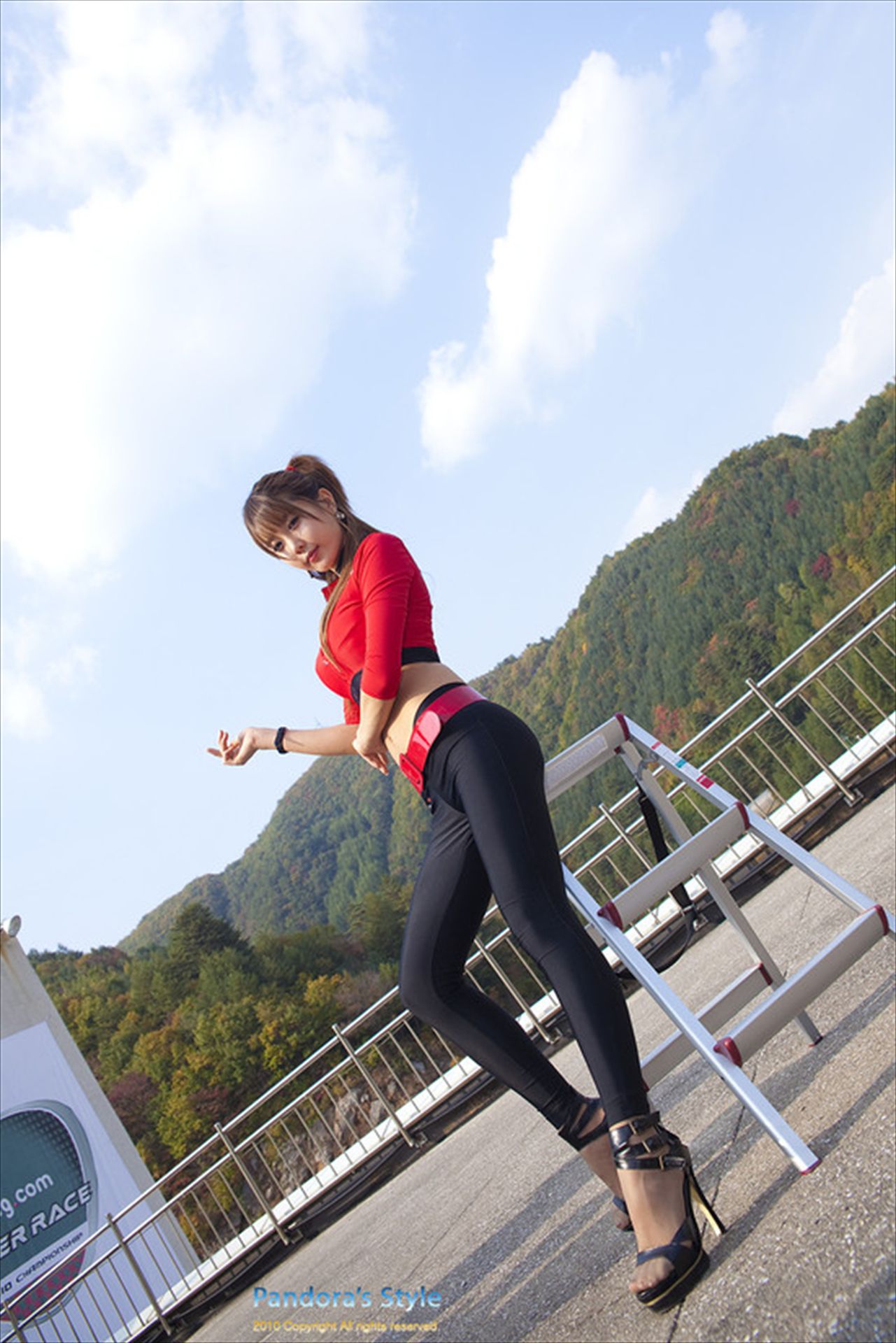 赛车女郎许允美 Heo Yun Mi《红衣紧身裤系列》高清套图