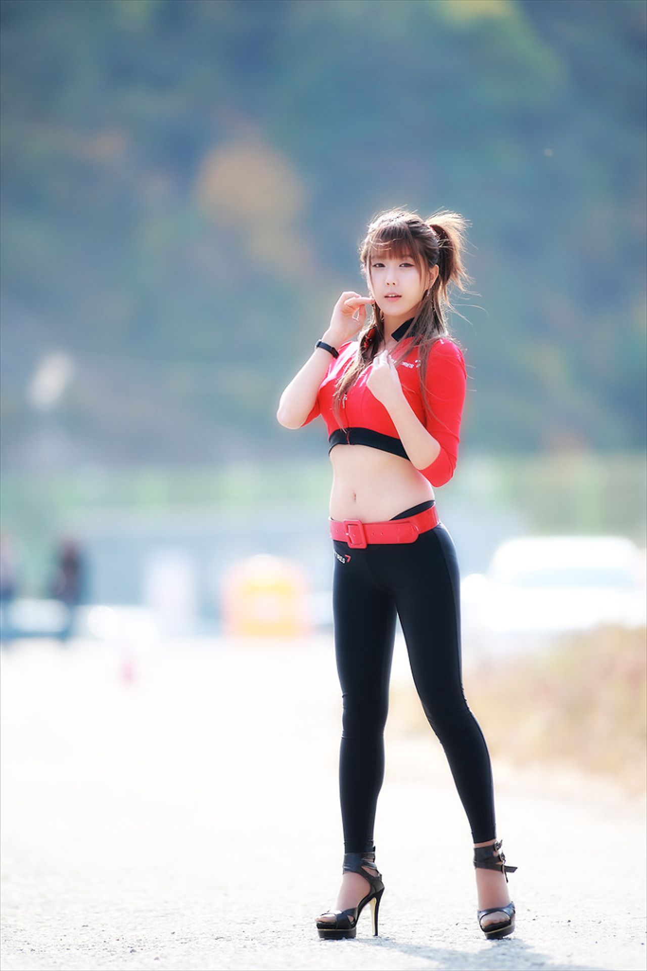 赛车女郎许允美 Heo Yun Mi《红衣紧身裤系列》高清套图