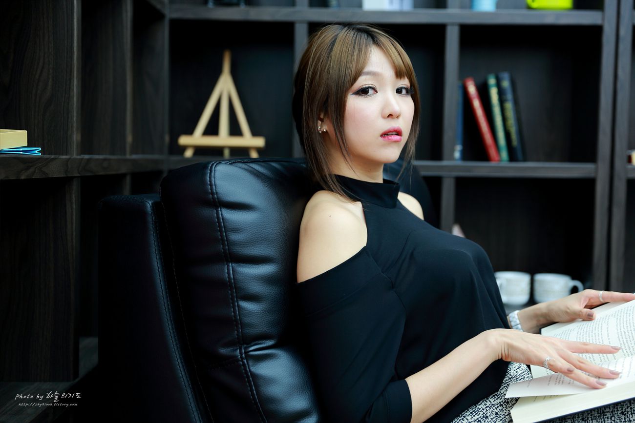 李仁慧(李恩慧)《办公室里的优雅气质女神》写真合集