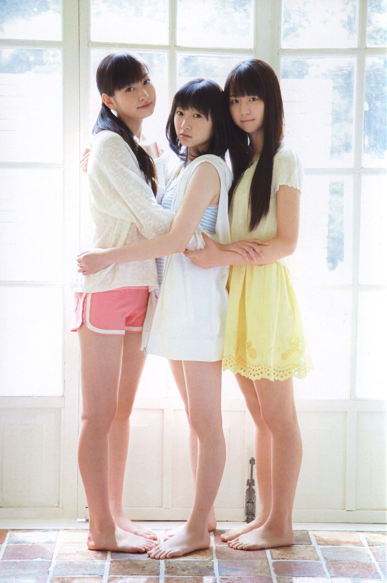 日本美少女组合Juice=Juice《OFFICIAL PHOTO BOOK》