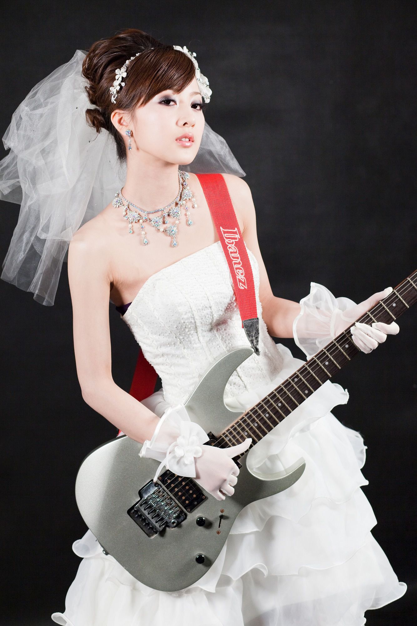 张允霏/果子MM《創意婚紗潮流風》