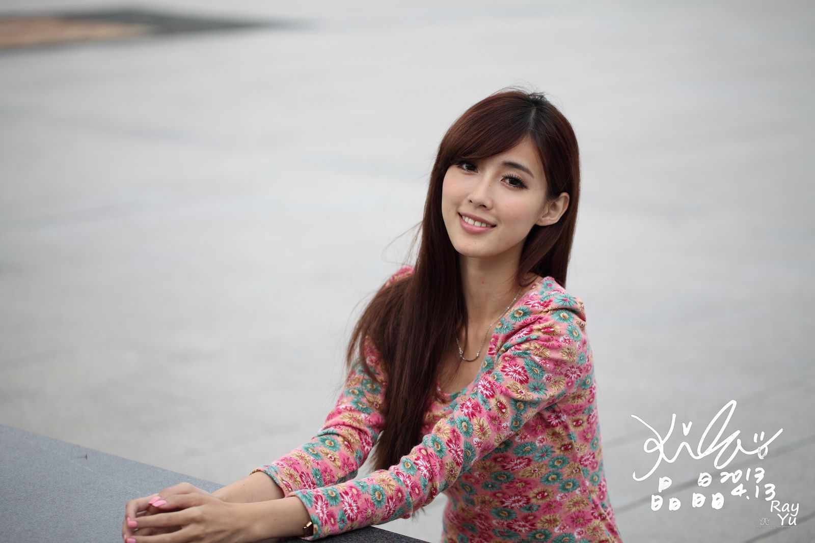 台湾美女廖挺伶/Kila晶晶《花色超短裙街拍》