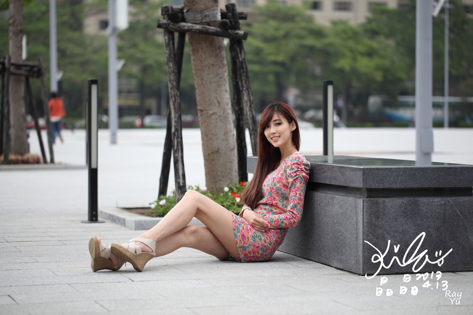 台湾美女廖挺伶/Kila晶晶《花色超短裙街拍》
