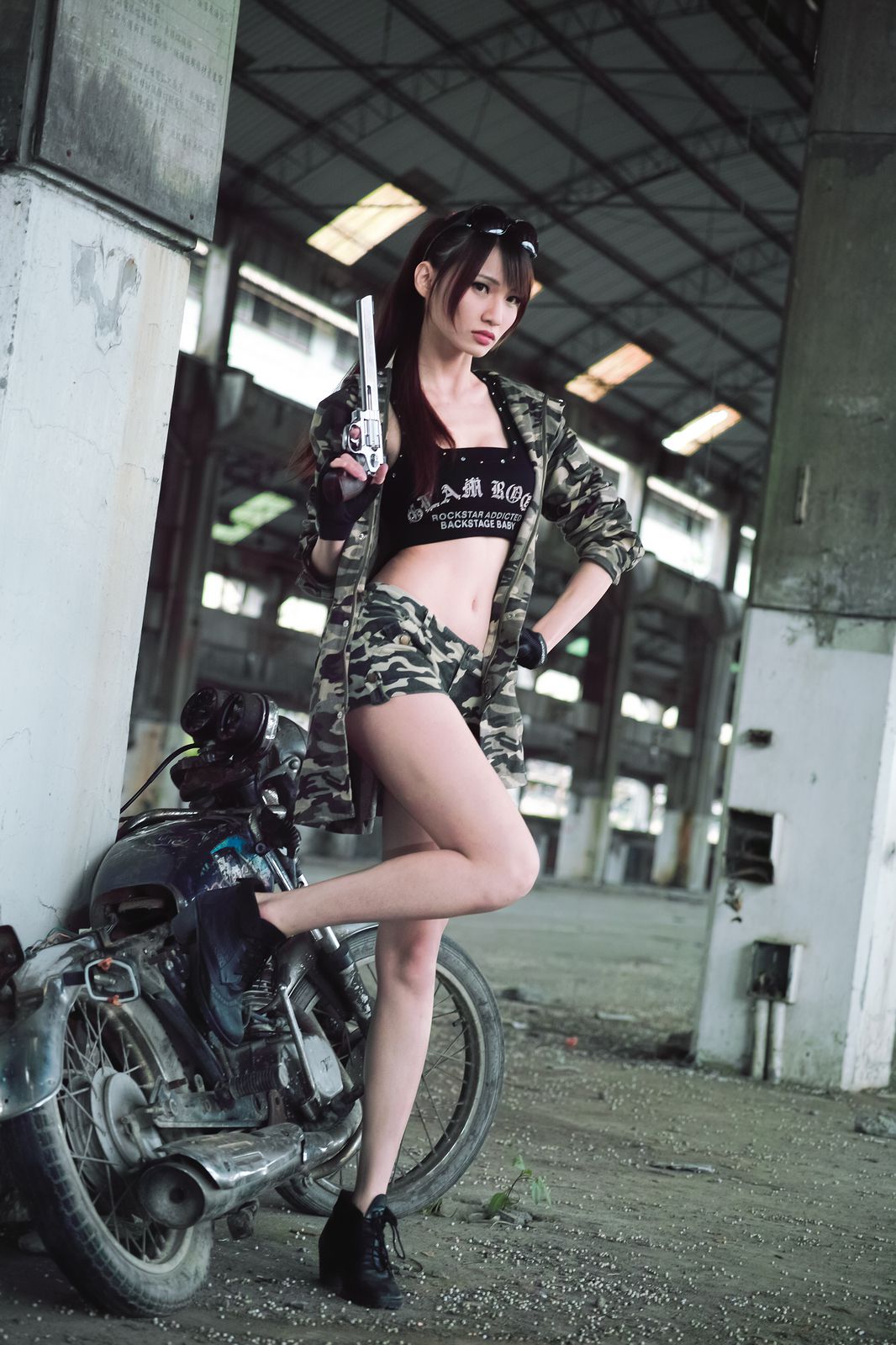 台湾美女蔡译心Candice《南港廢墟外拍》