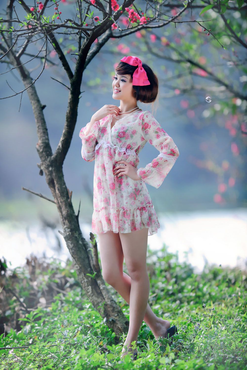 台湾妹子尹芝《唯美花色连衣裙外拍》