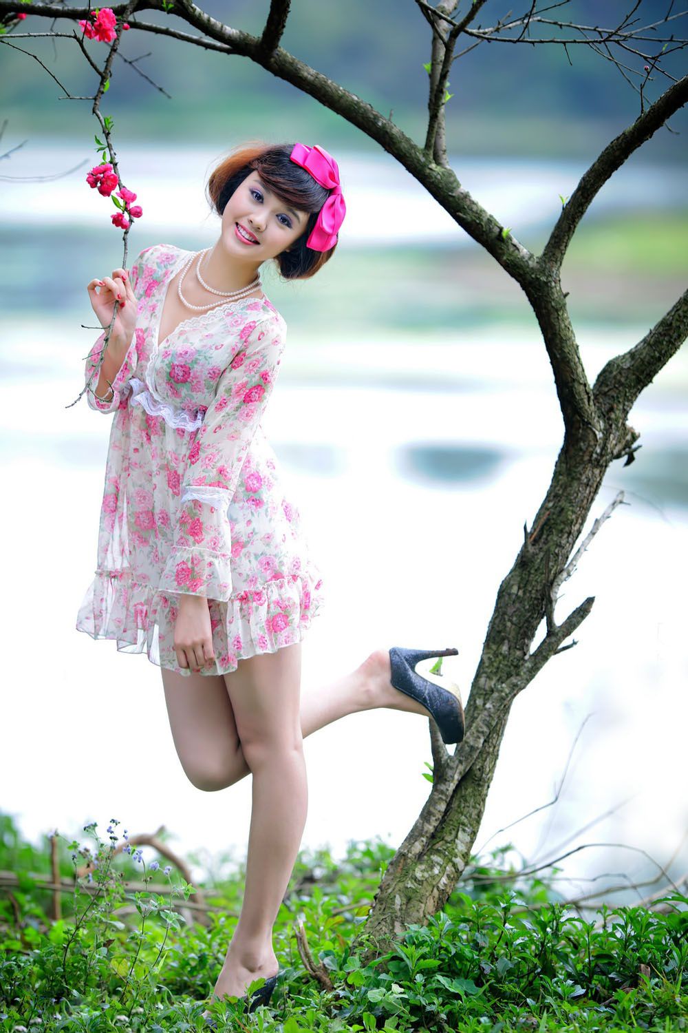 台湾妹子尹芝《唯美花色连衣裙外拍》
