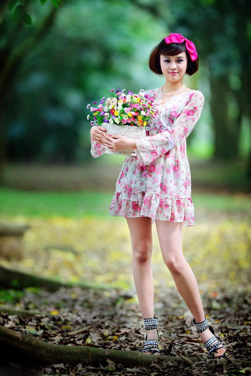 台湾妹子尹芝《唯美花色连衣裙外拍》