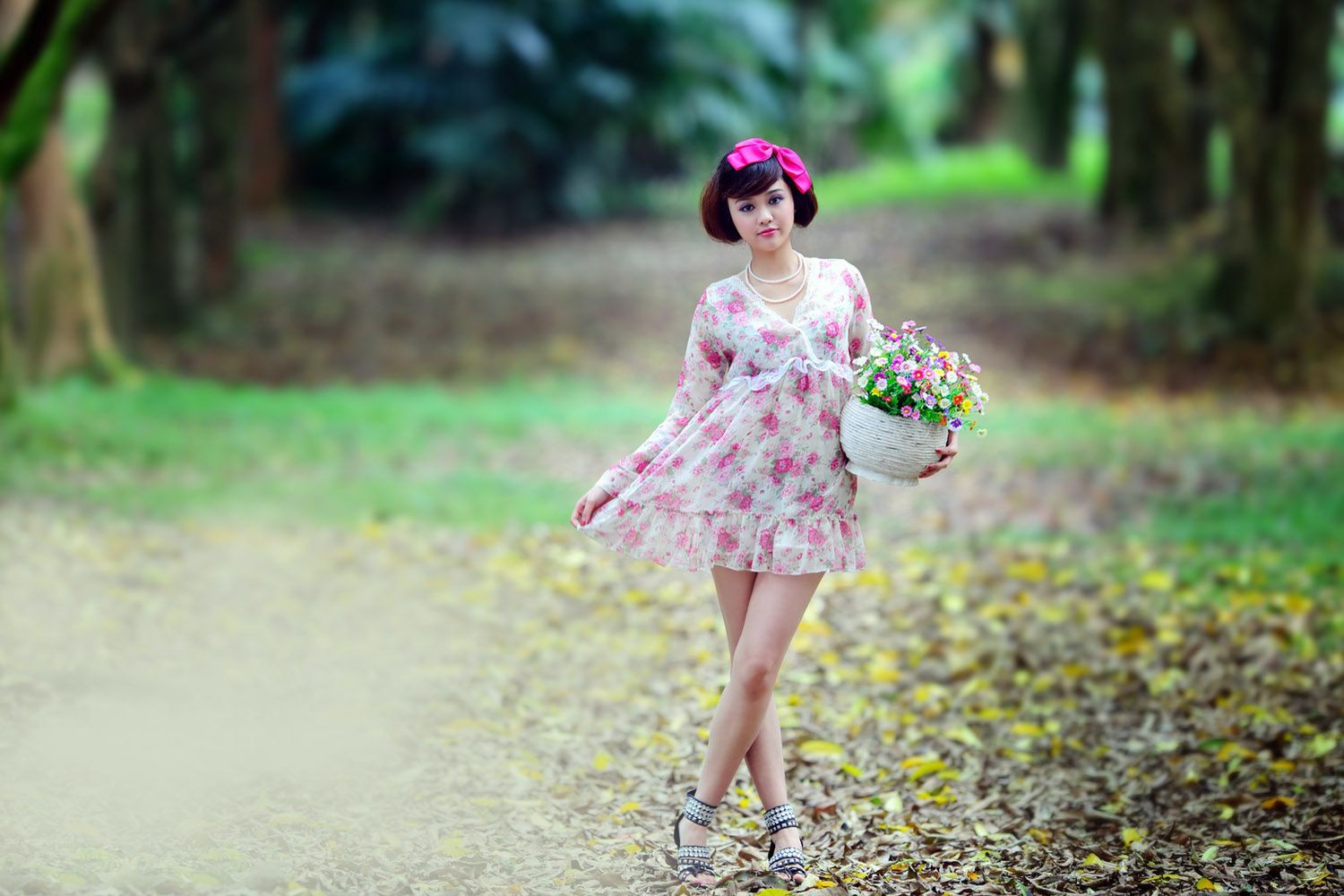 台湾妹子尹芝《唯美花色连衣裙外拍》