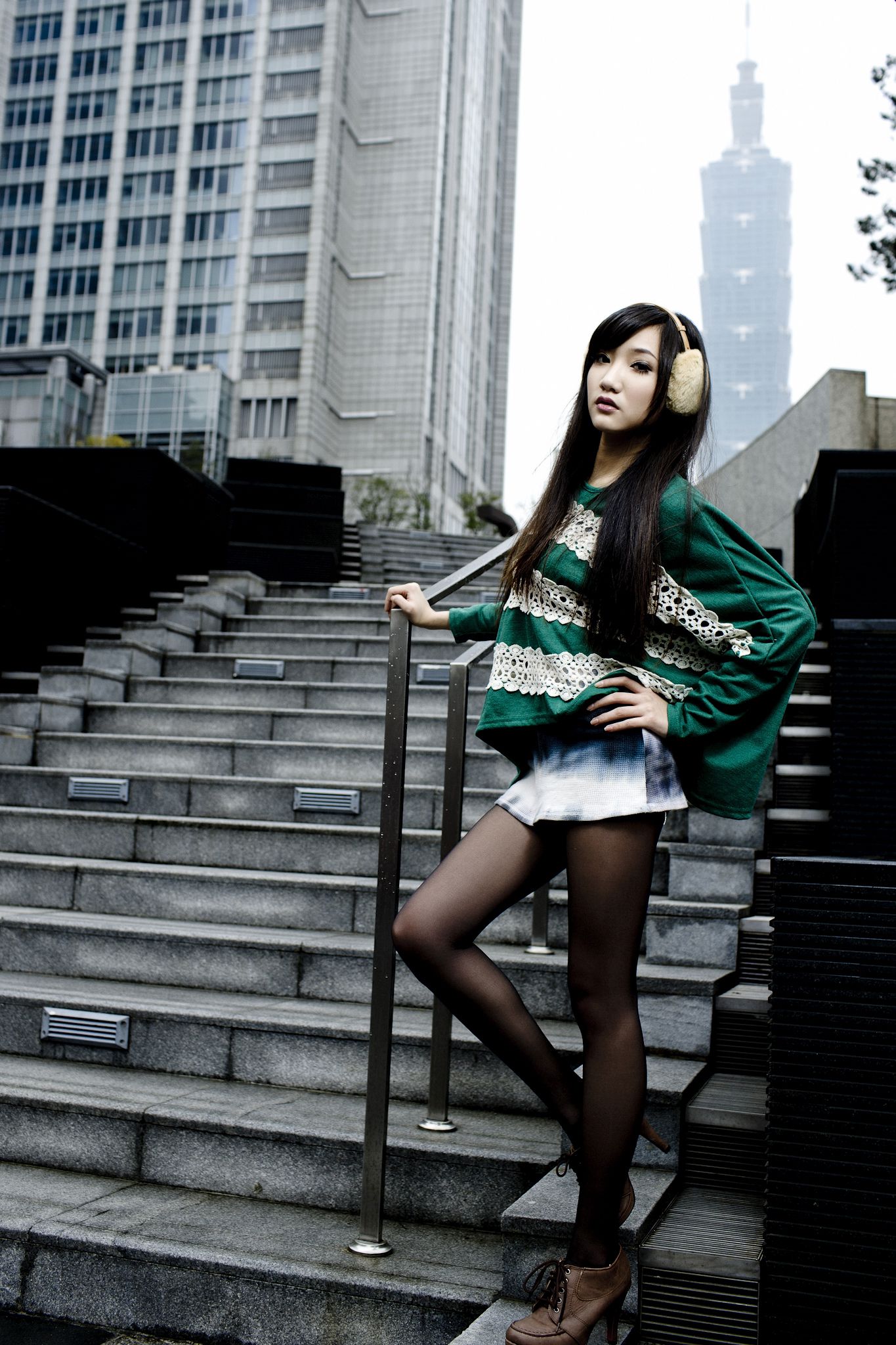 Tina李霜《黑丝街拍图片》写真合集