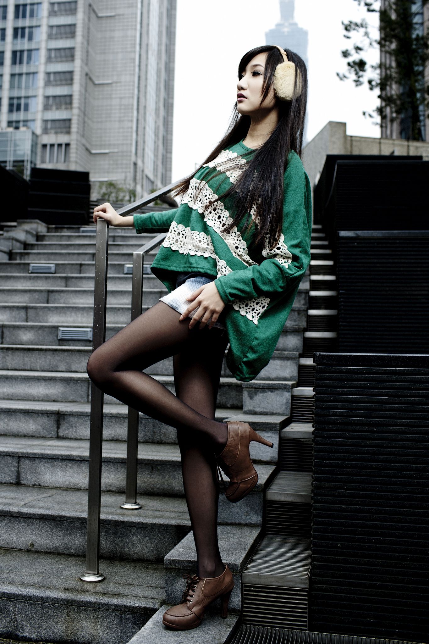 Tina李霜《黑丝街拍图片》写真合集