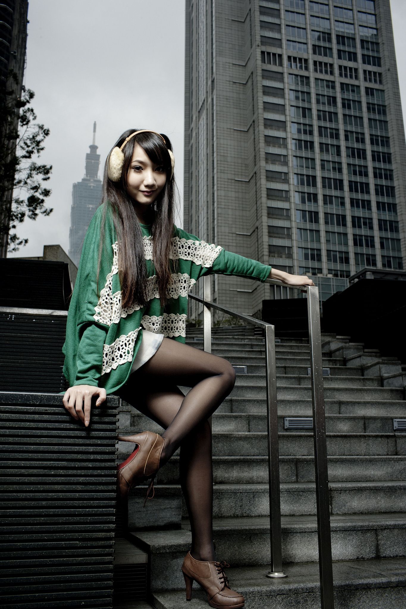 Tina李霜《黑丝街拍图片》写真合集