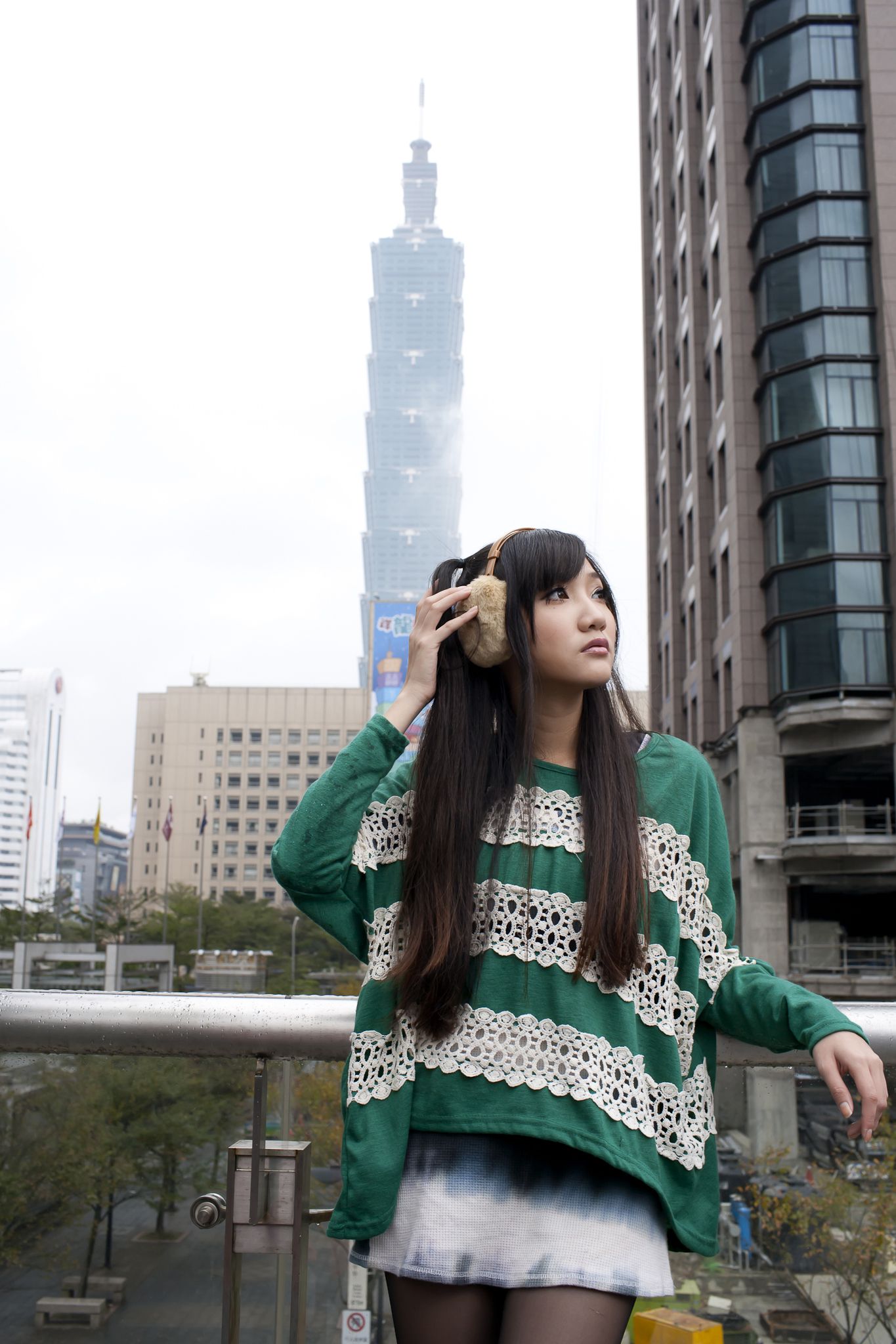 Tina李霜《黑丝街拍图片》写真合集