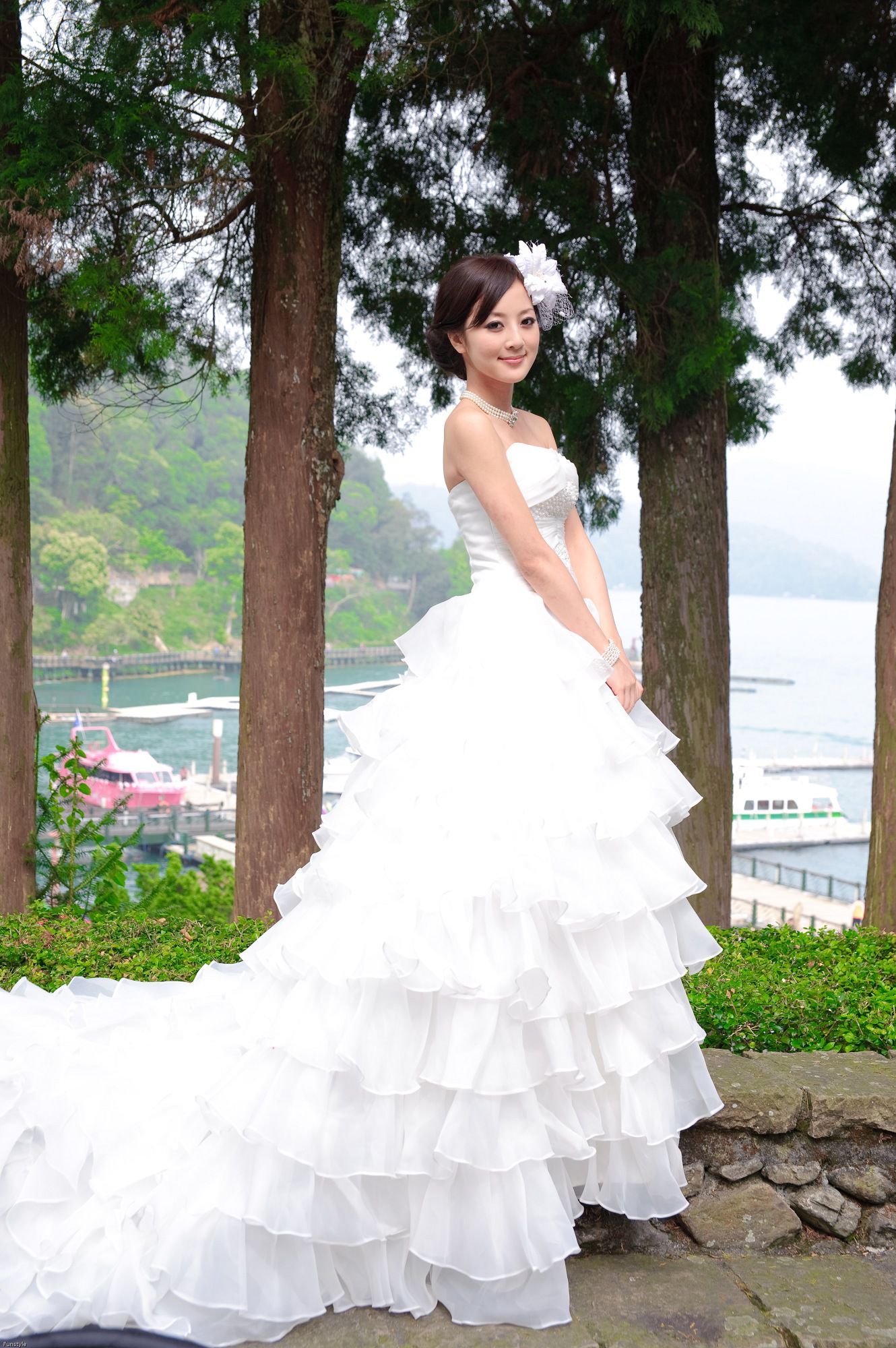 张凯洁/张允霏《日月潭+紙教堂(婚紗)》