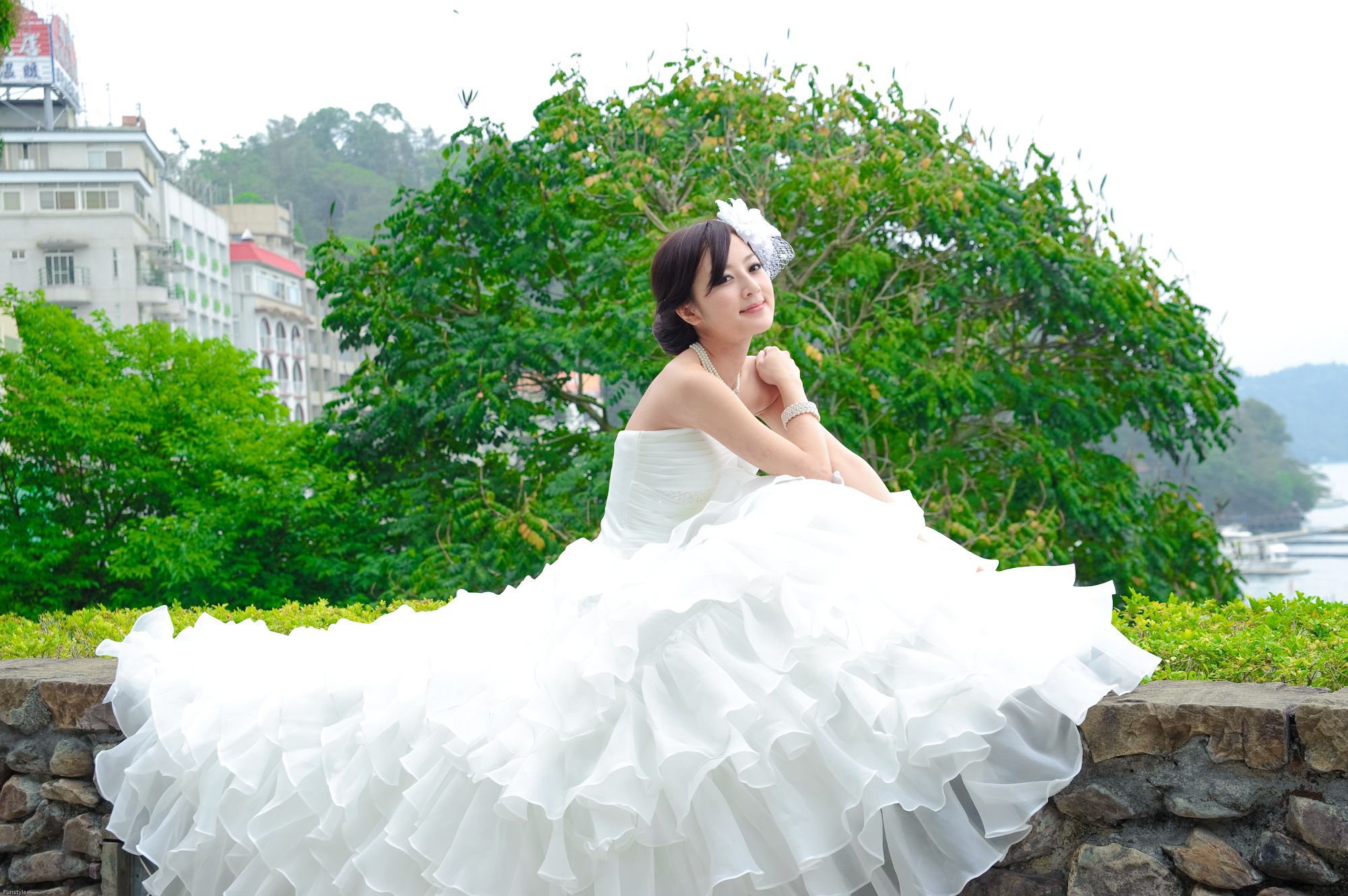 张凯洁/张允霏《日月潭+紙教堂(婚紗)》