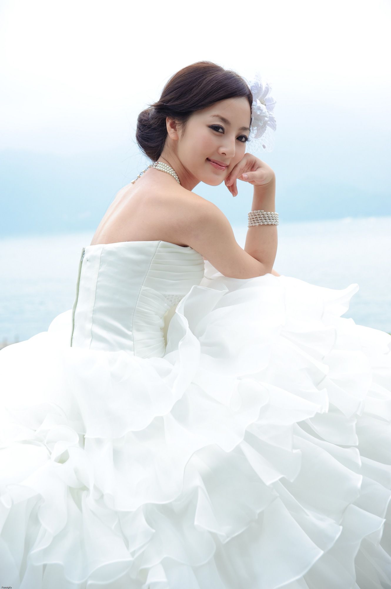 张凯洁/张允霏《日月潭+紙教堂(婚紗)》
