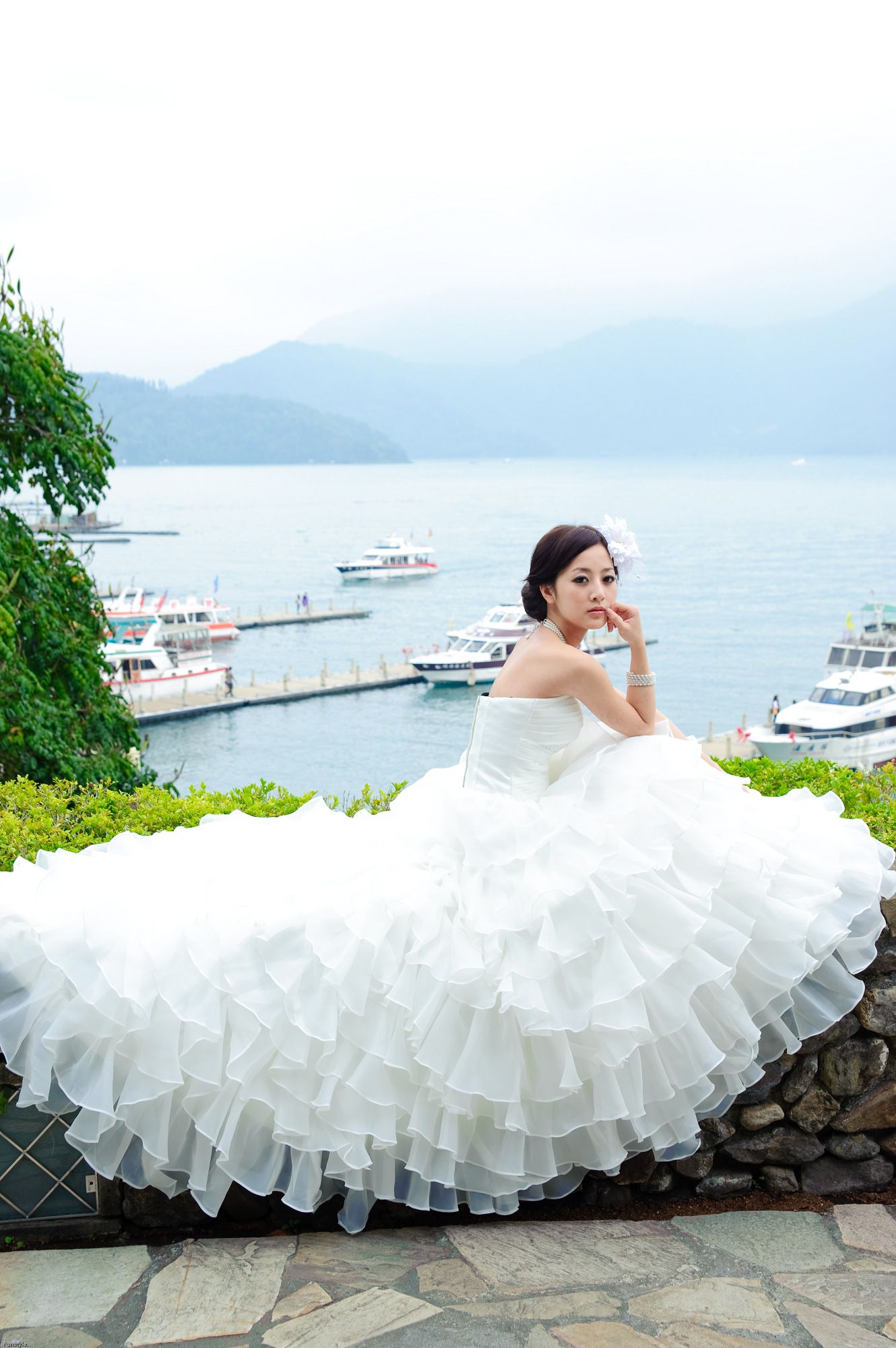 张凯洁/张允霏《日月潭+紙教堂(婚紗)》
