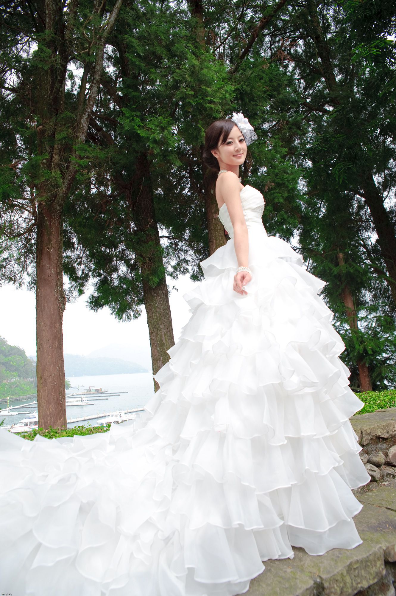 张凯洁/张允霏《日月潭+紙教堂(婚紗)》