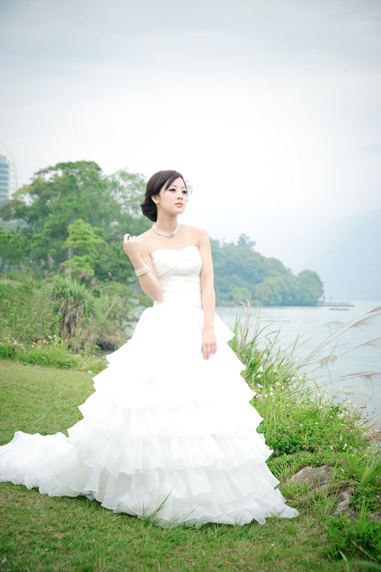 张凯洁/张允霏《日月潭+紙教堂(婚紗)》