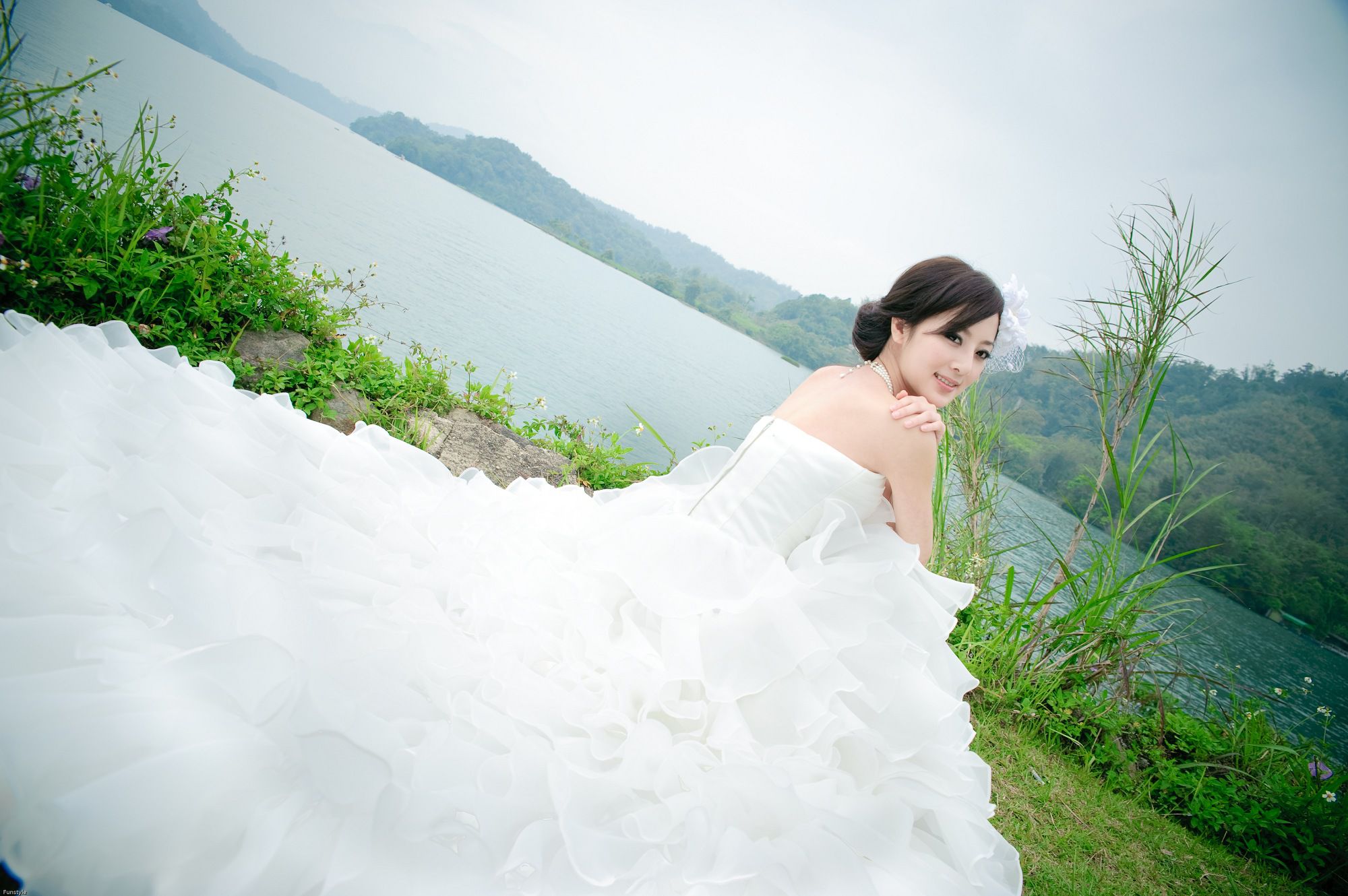 张凯洁/张允霏《日月潭+紙教堂(婚紗)》