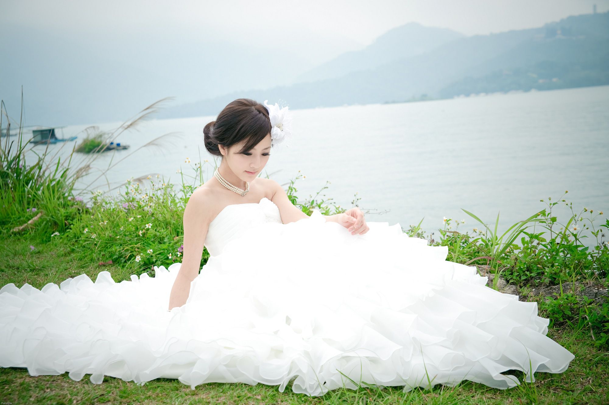 张凯洁/张允霏《日月潭+紙教堂(婚紗)》